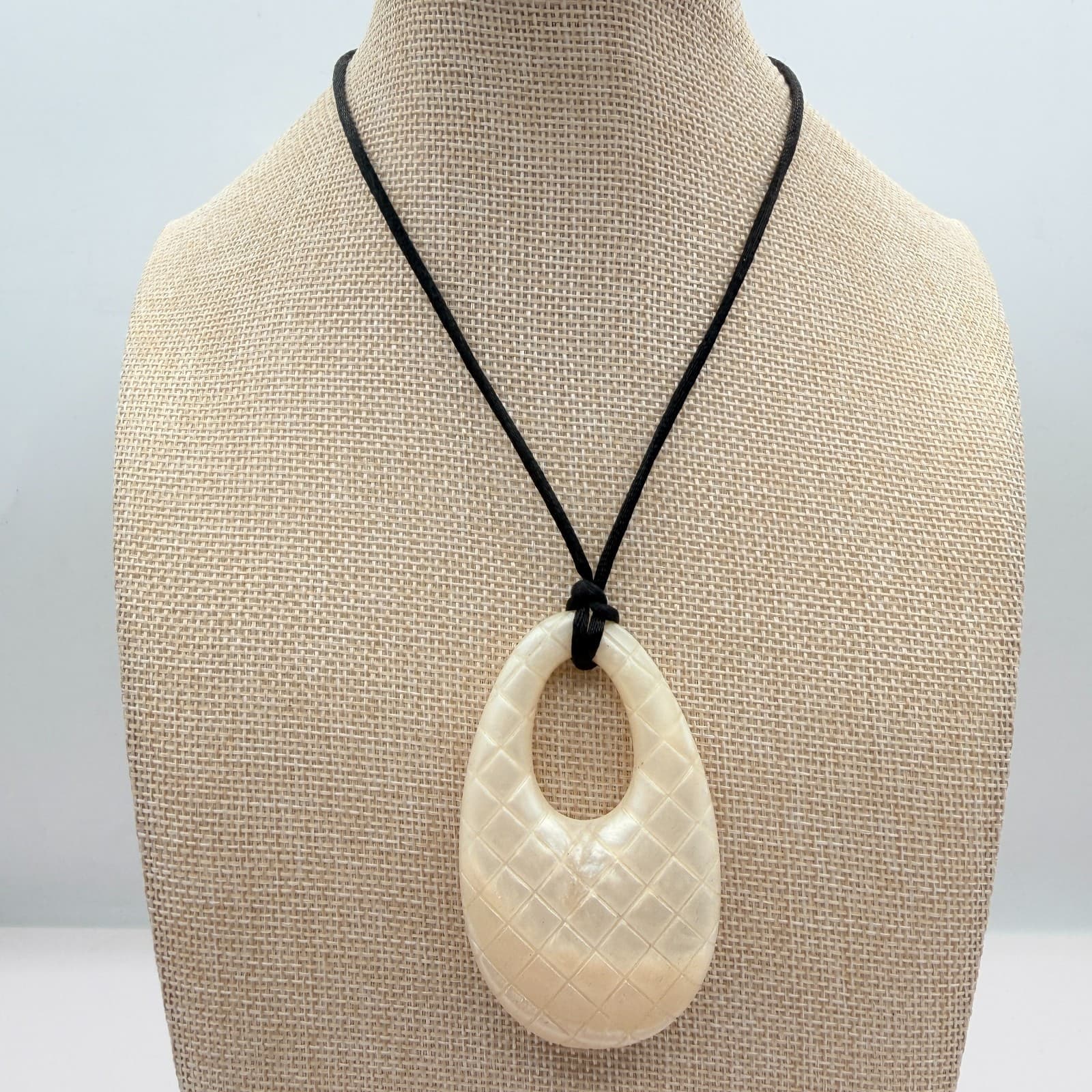 Vintage 80s Shell Geometric Lattice Dangle Necklace Minimalist Amulet Jewelry - Thumbnail 2