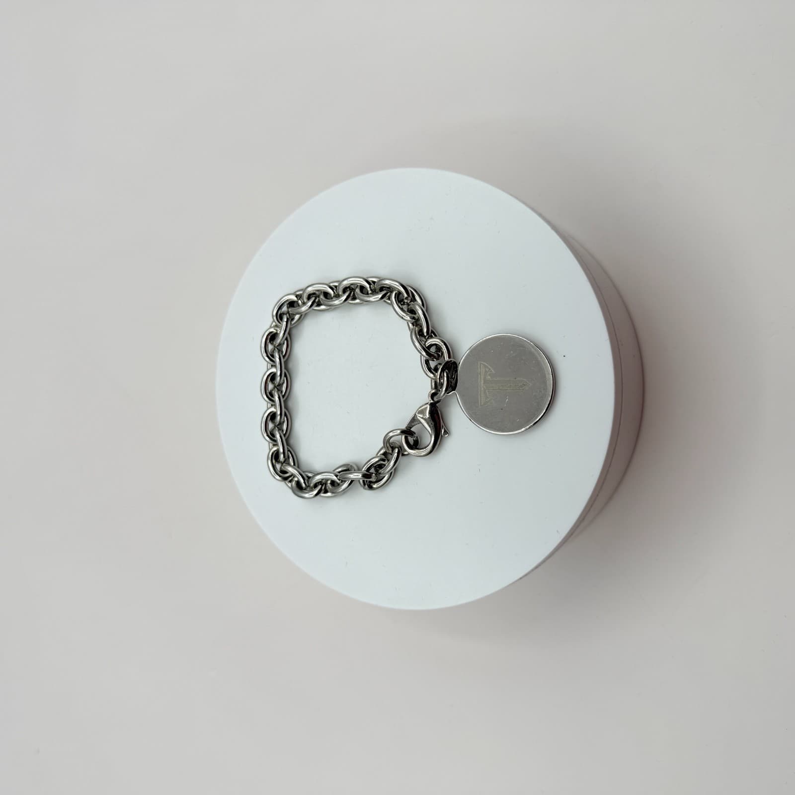 Vintage Y2k Silver Tone Chain Bracelet Engraved Round T Initial Charm Jewelry - Thumbnail 2