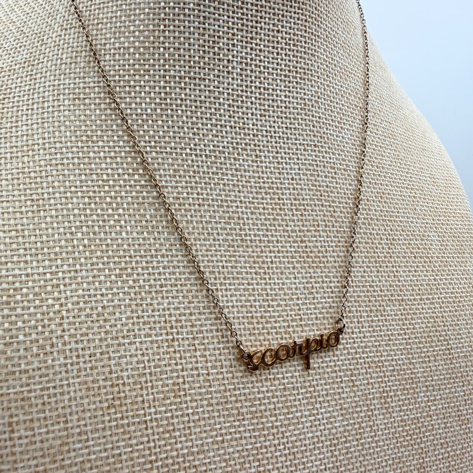 Vintage 80s Zodiac Script Nameplate Necklace Ornate Astrology Pendant Jewelry - Thumbnail 5