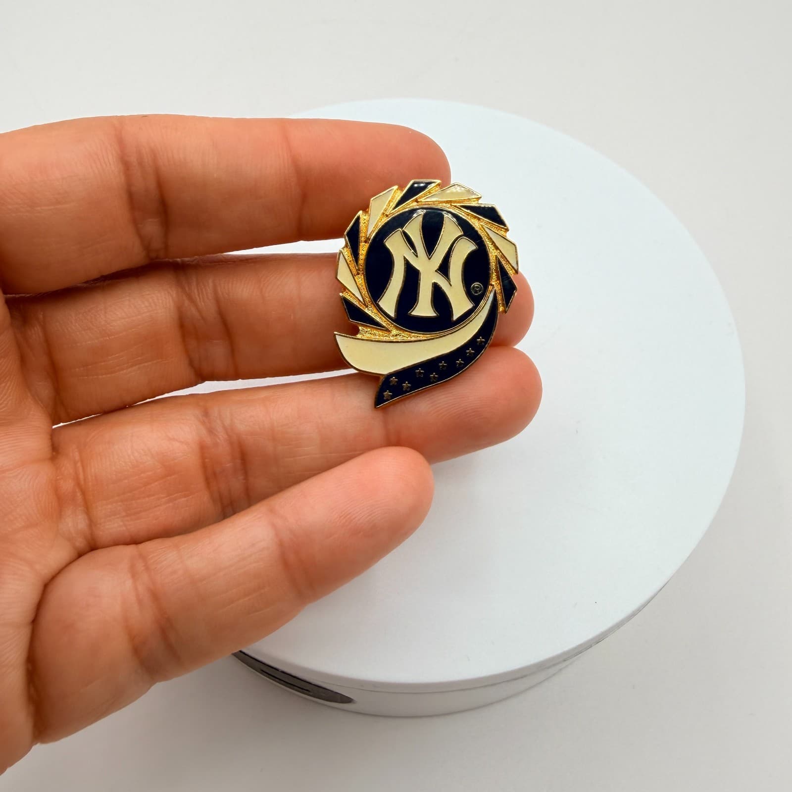 Vintage 1998 Amingo New York Yankees MLB Pin Gold Tone Enamel Fashion Jewelry - Thumbnail 6