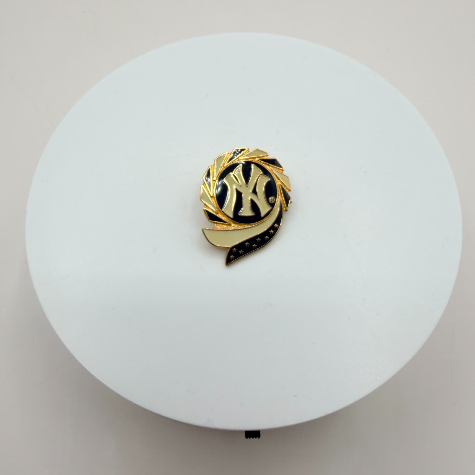 Vintage 1998 Amingo New York Yankees MLB Pin Gold Tone Enamel Fashion Jewelry - Thumbnail 2