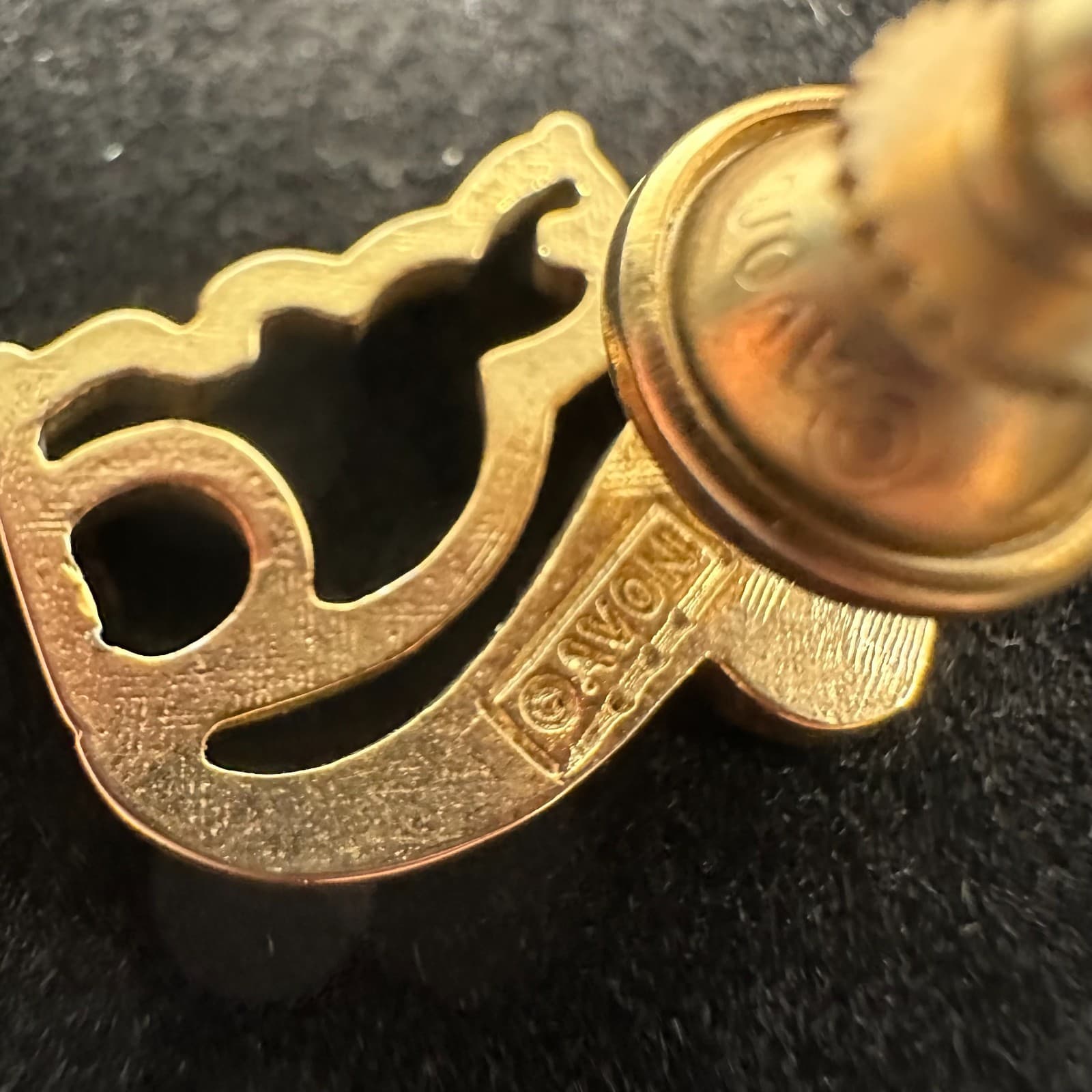 Vintage Goldtone Cat Brooch Pin – Textured Tail Outline Kitty Fashion Jewelry - Thumbnail 3