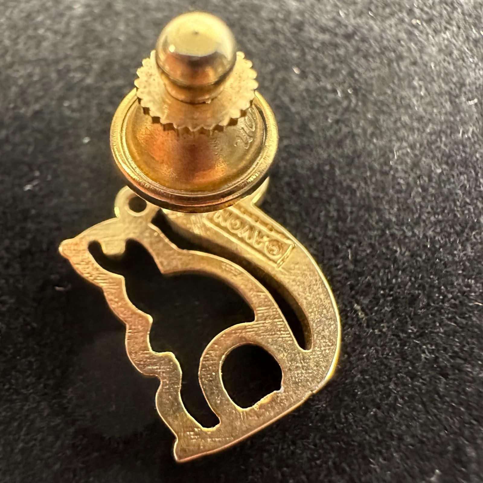 Vintage Goldtone Cat Brooch Pin – Textured Tail Outline Kitty Fashion Jewelry - Thumbnail 2