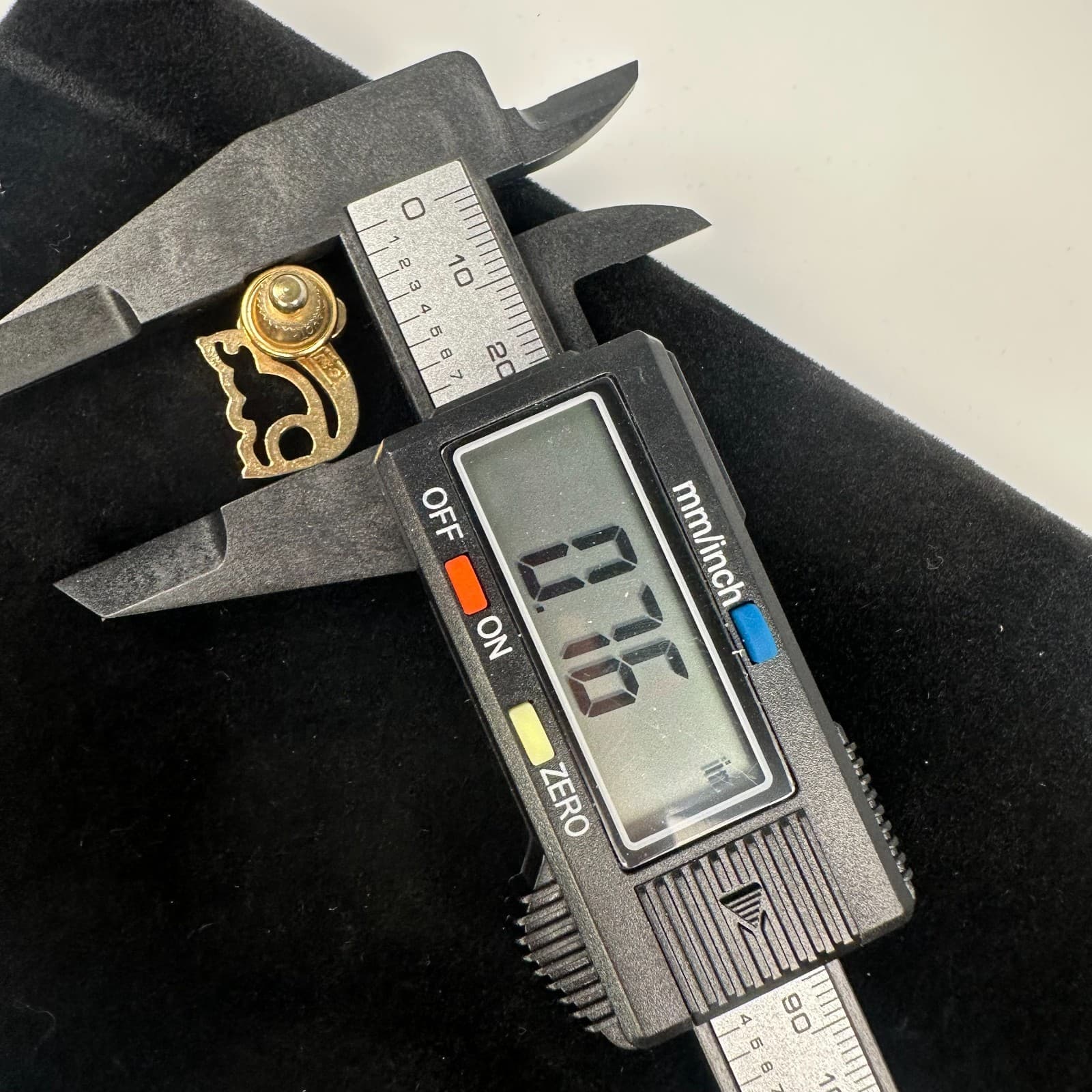 Vintage Goldtone Cat Brooch Pin – Textured Tail Outline Kitty Fashion Jewelry - Thumbnail 4