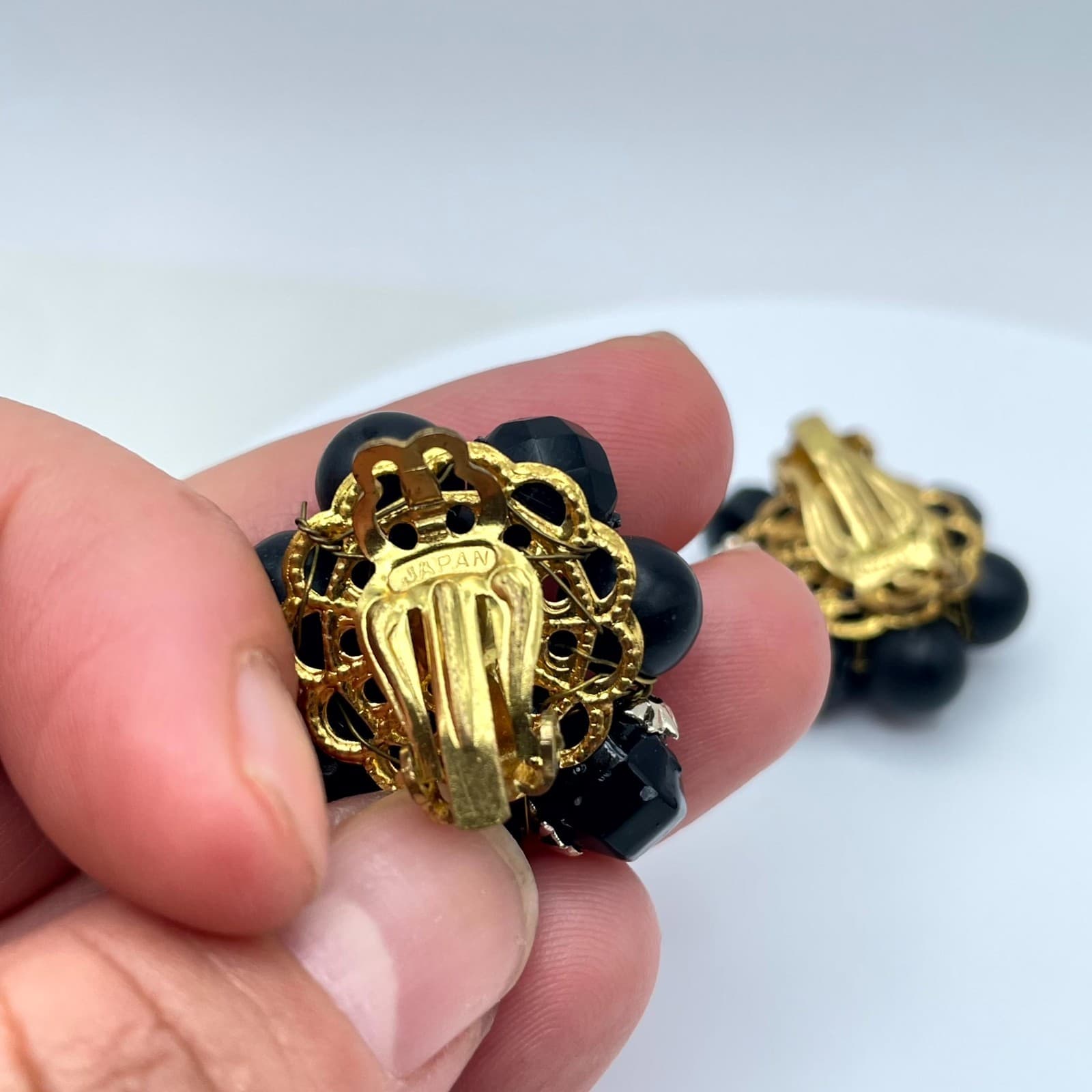 Vintage Gold-Tone Aurora Borealis Black Faceted Beads Cluster Clip-On Earrings - Thumbnail 5