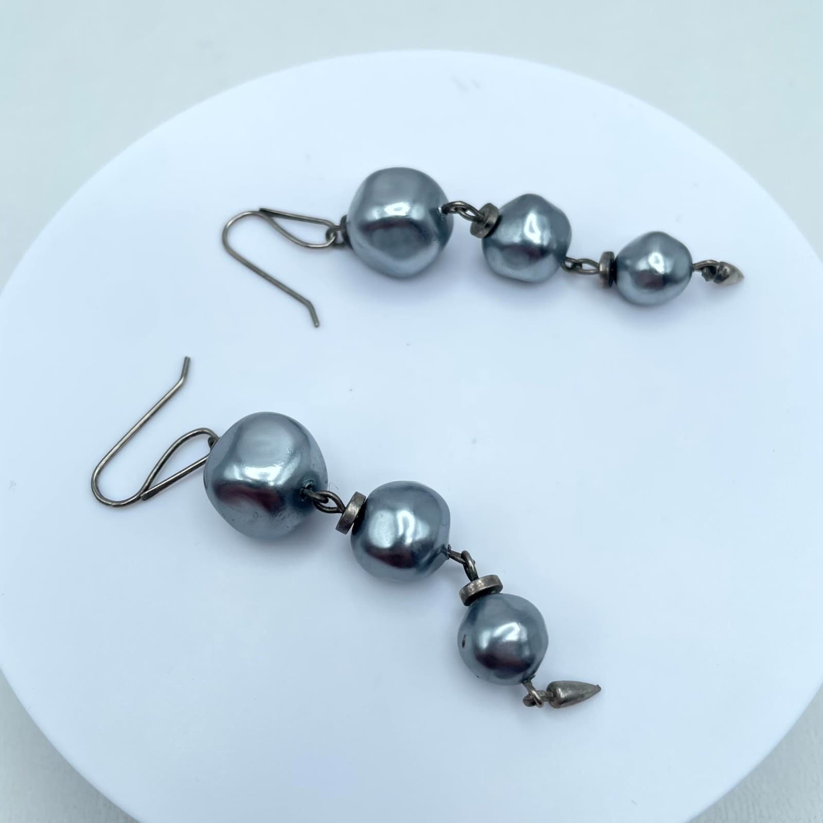 Y2K Baroque-Style Silver-Toine Articulated Grey Pearl Drop French Hook Earrings - Thumbnail 3