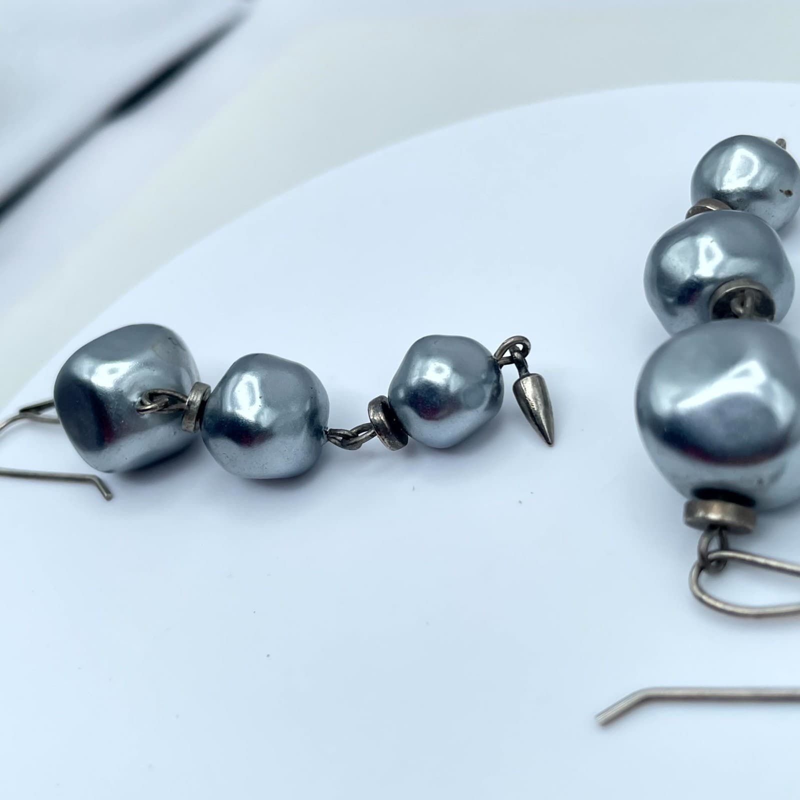 Y2K Baroque-Style Silver-Toine Articulated Grey Pearl Drop French Hook Earrings - Thumbnail 6
