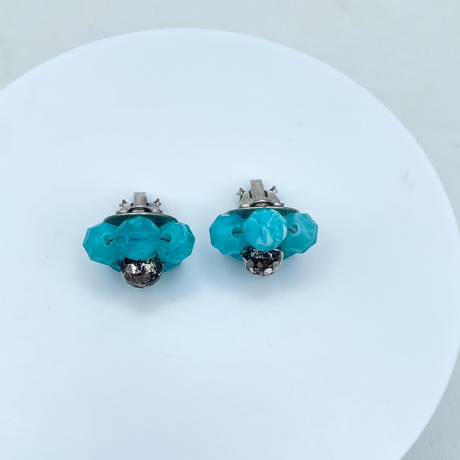 Vintage 1950s Silver-Tone Aqua Faceted Cluster Flower Beads Clip-On Earrings - Thumbnail 8