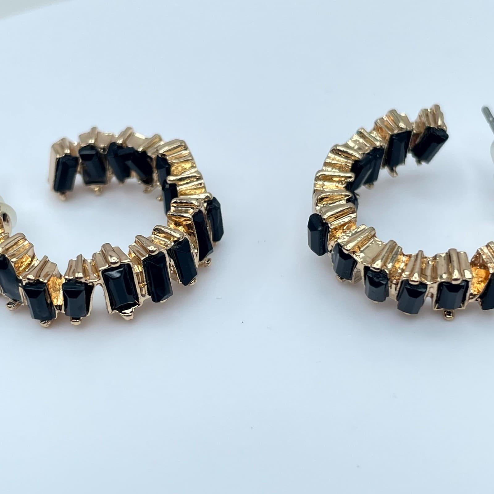 Y2K Gold-Tone Classic Huggie Style Bezel Black Faceted Glass Beads Hoop Earrings - Thumbnail 3