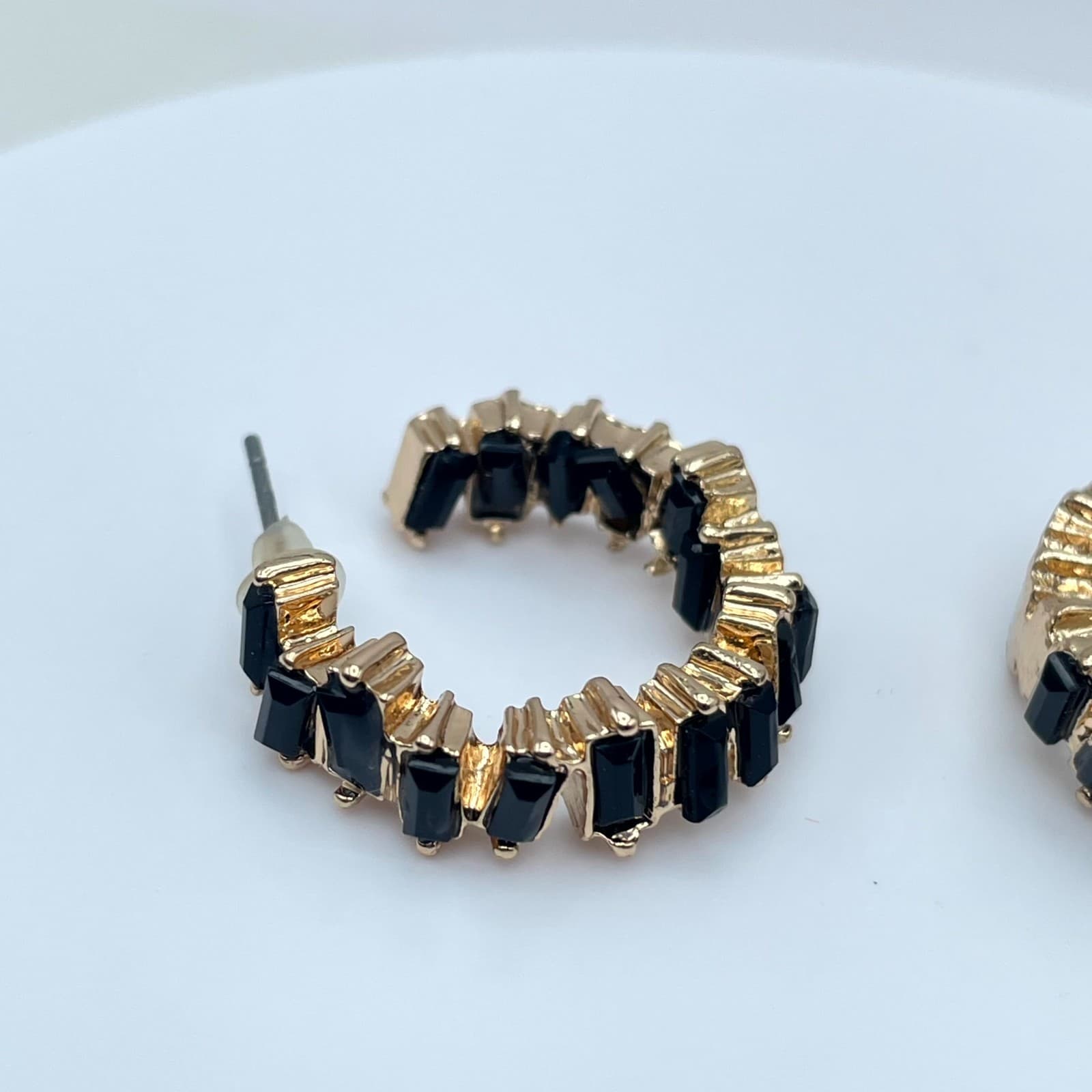 Y2K Gold-Tone Classic Huggie Style Bezel Black Faceted Glass Beads Hoop Earrings - Thumbnail 4