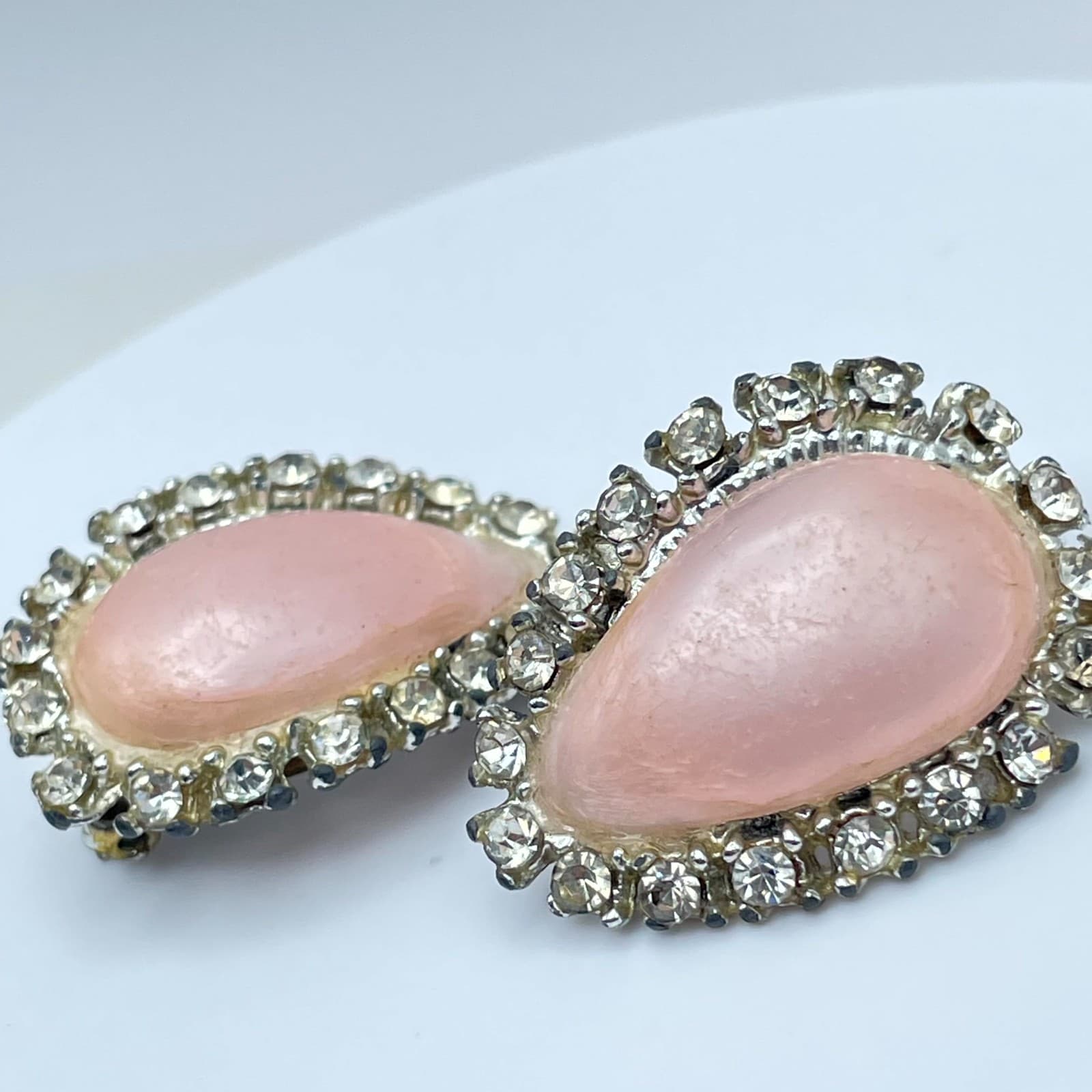 VTG Silver-Tone Pink Cabochon Teardrop Center Beads Rhinestones Clip-On Earrings - Image 1
