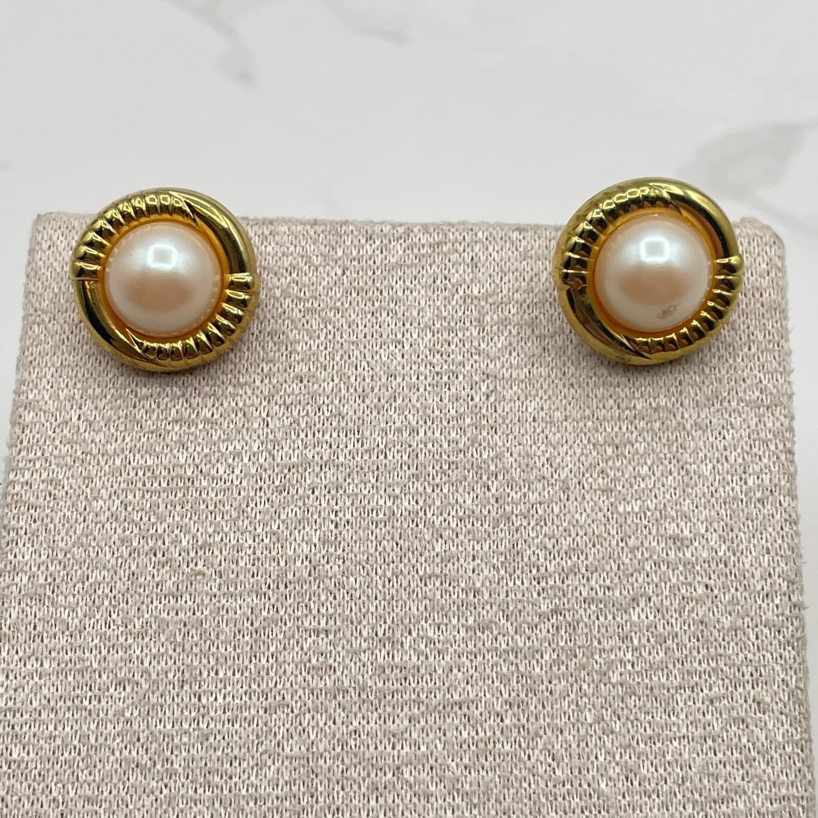 Vintage VTG Faux Pearl Stud Earrings Gold Tone Beaded Edge Classic Small 12mm - Thumbnail 2