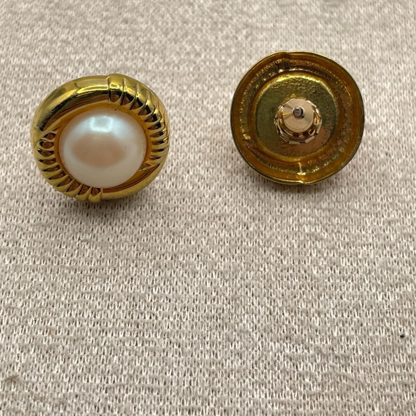 Vintage VTG Faux Pearl Stud Earrings Gold Tone Beaded Edge Classic Small 12mm - Thumbnail 9