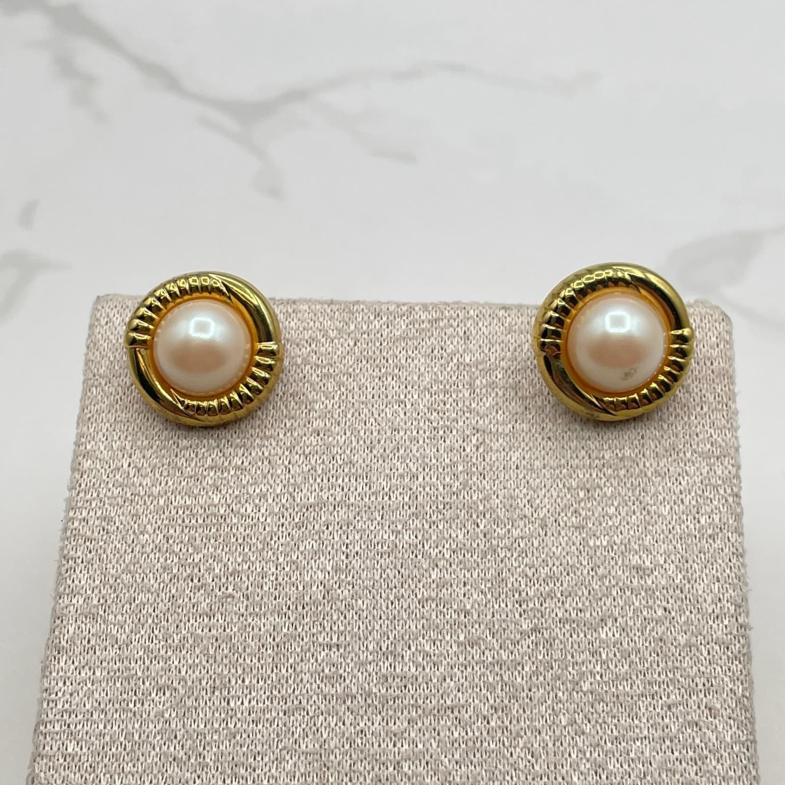 Vintage VTG Faux Pearl Stud Earrings Gold Tone Beaded Edge Classic Small 12mm - Image 1