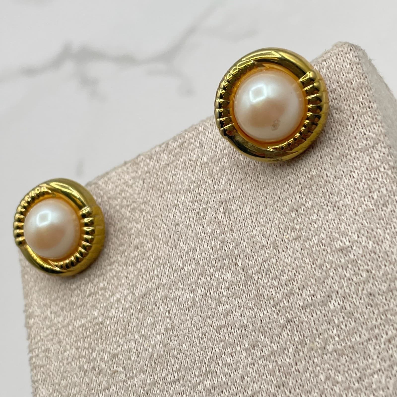 Vintage VTG Faux Pearl Stud Earrings Gold Tone Beaded Edge Classic Small 12mm - Thumbnail 5