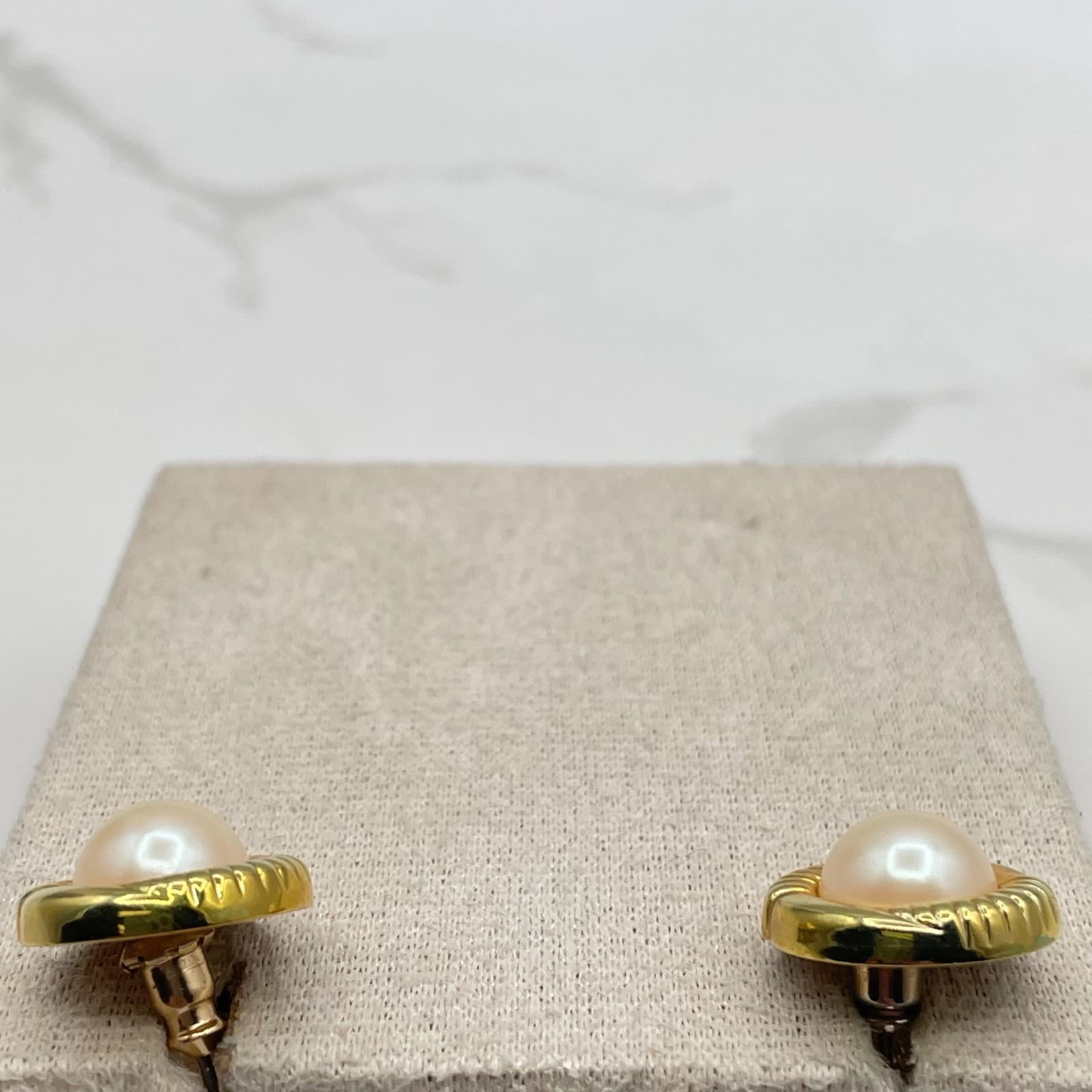 Vintage VTG Faux Pearl Stud Earrings Gold Tone Beaded Edge Classic Small 12mm - Thumbnail 7