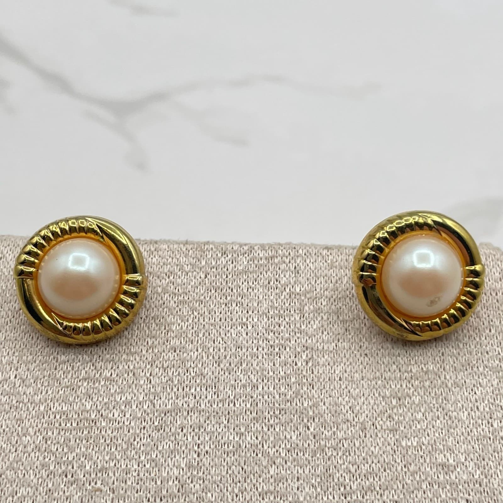 Vintage VTG Faux Pearl Stud Earrings Gold Tone Beaded Edge Classic Small 12mm - Thumbnail 4