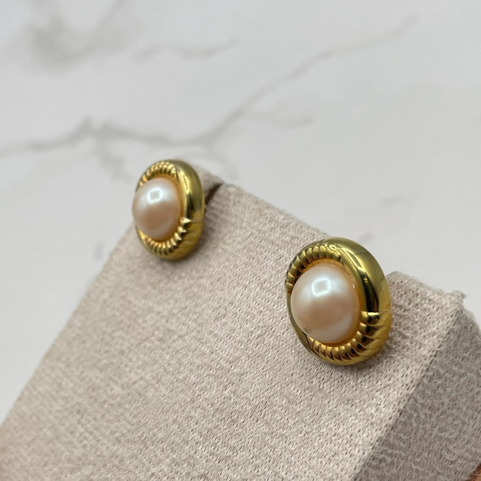 Vintage VTG Faux Pearl Stud Earrings Gold Tone Beaded Edge Classic Small 12mm - Thumbnail 6