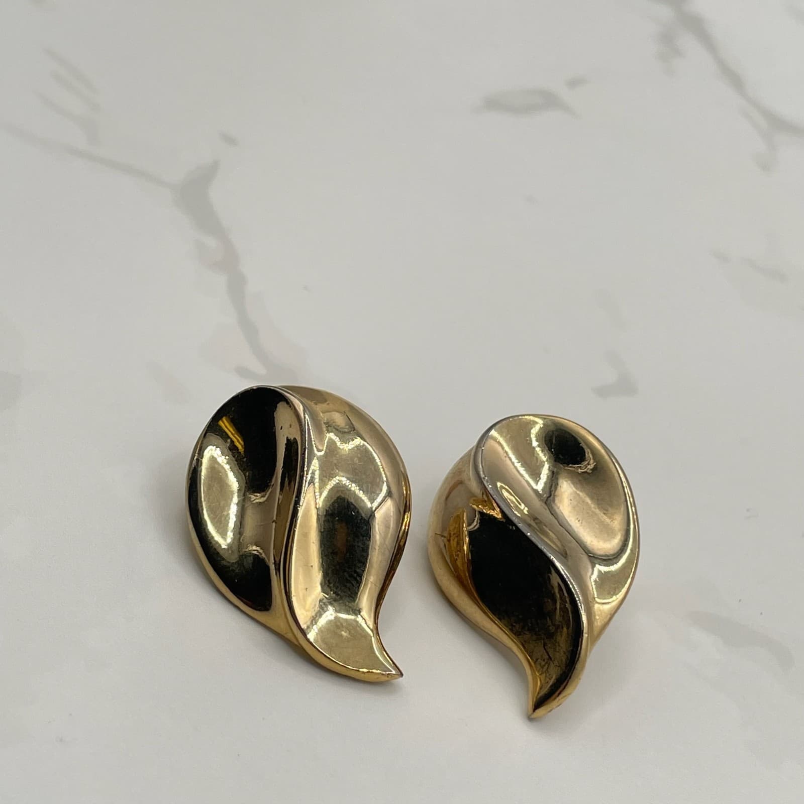 Vintage Gold Tone Paisley Sculptural Earrings Statement Post Modern Stud - Thumbnail 2