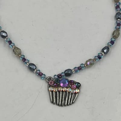 Vintage Set of 3 Beaded Bracelets Butterfly Cupcake Charm Iridescent Blue Purple - Thumbnail 8