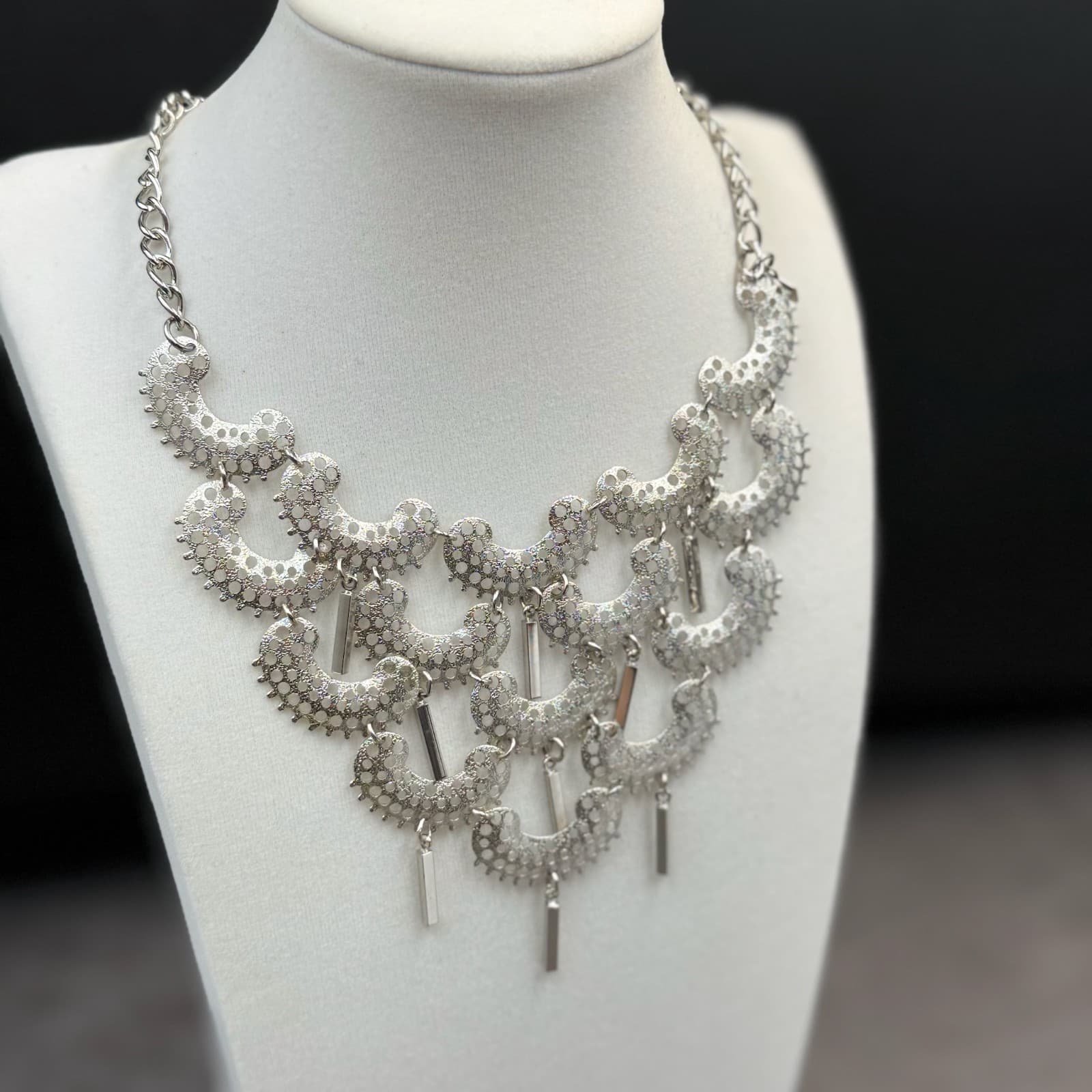 Vintage VTG 70s Sarah Coventry Charisma Silver Tone Crescent Bib Choker Necklace - Thumbnail 4