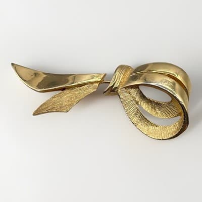 Vintage Gold Tone Figural Dancer Brooch Lapel Pin Modernist Geometric Art Deco - Image 1