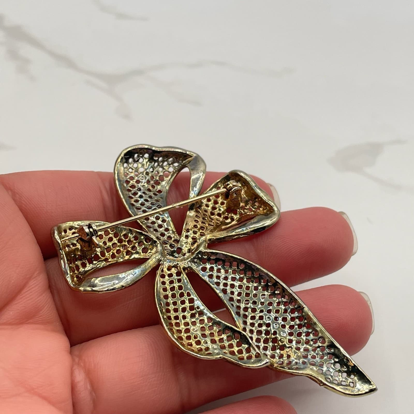 Vintage Two Tone Bow Brooch Pin Gold Silver Filigree Ribbon Open Mesh 3D Style - Thumbnail 4