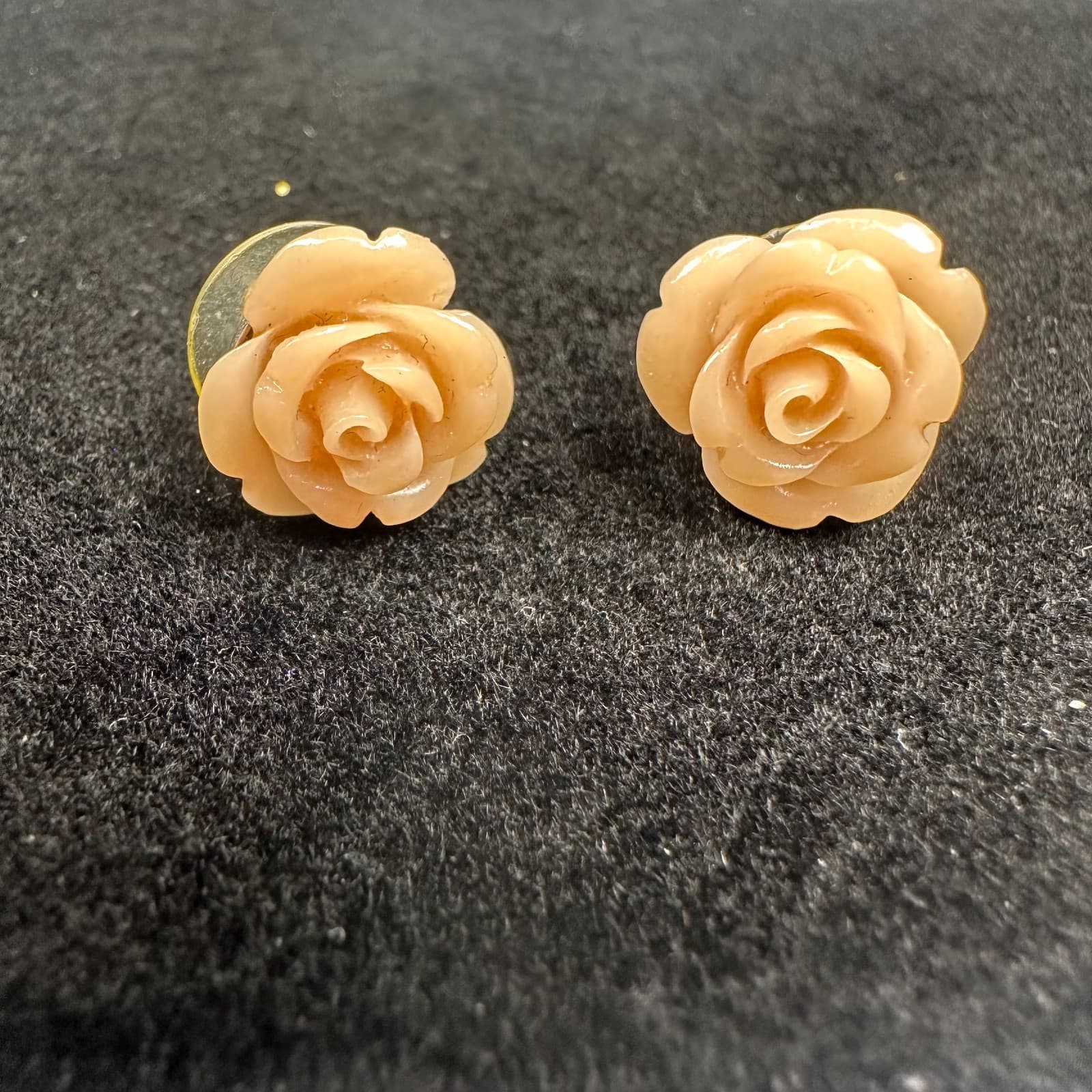 Vintage Carved Rose Stud Earrings Beige Floral Resin - Thumbnail 2