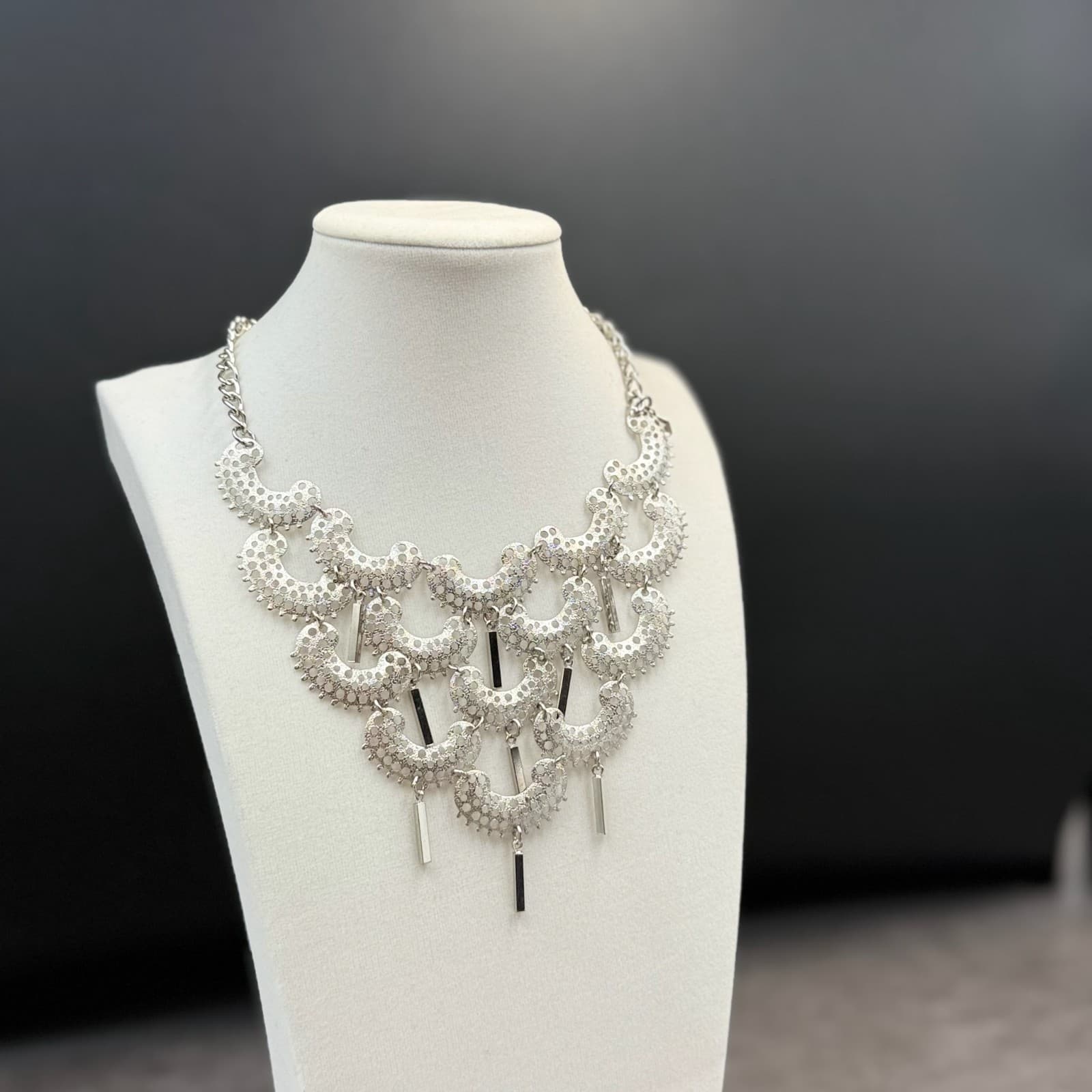 Vintage VTG 70s Sarah Coventry Charisma Silver Tone Crescent Bib Choker Necklace - Thumbnail 2