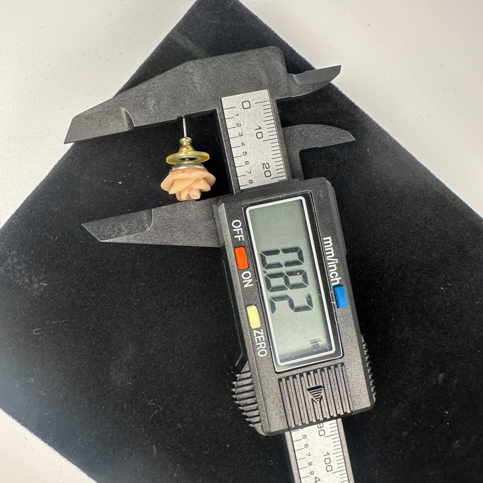 Vintage Carved Rose Stud Earrings Beige Floral Resin - Thumbnail 4