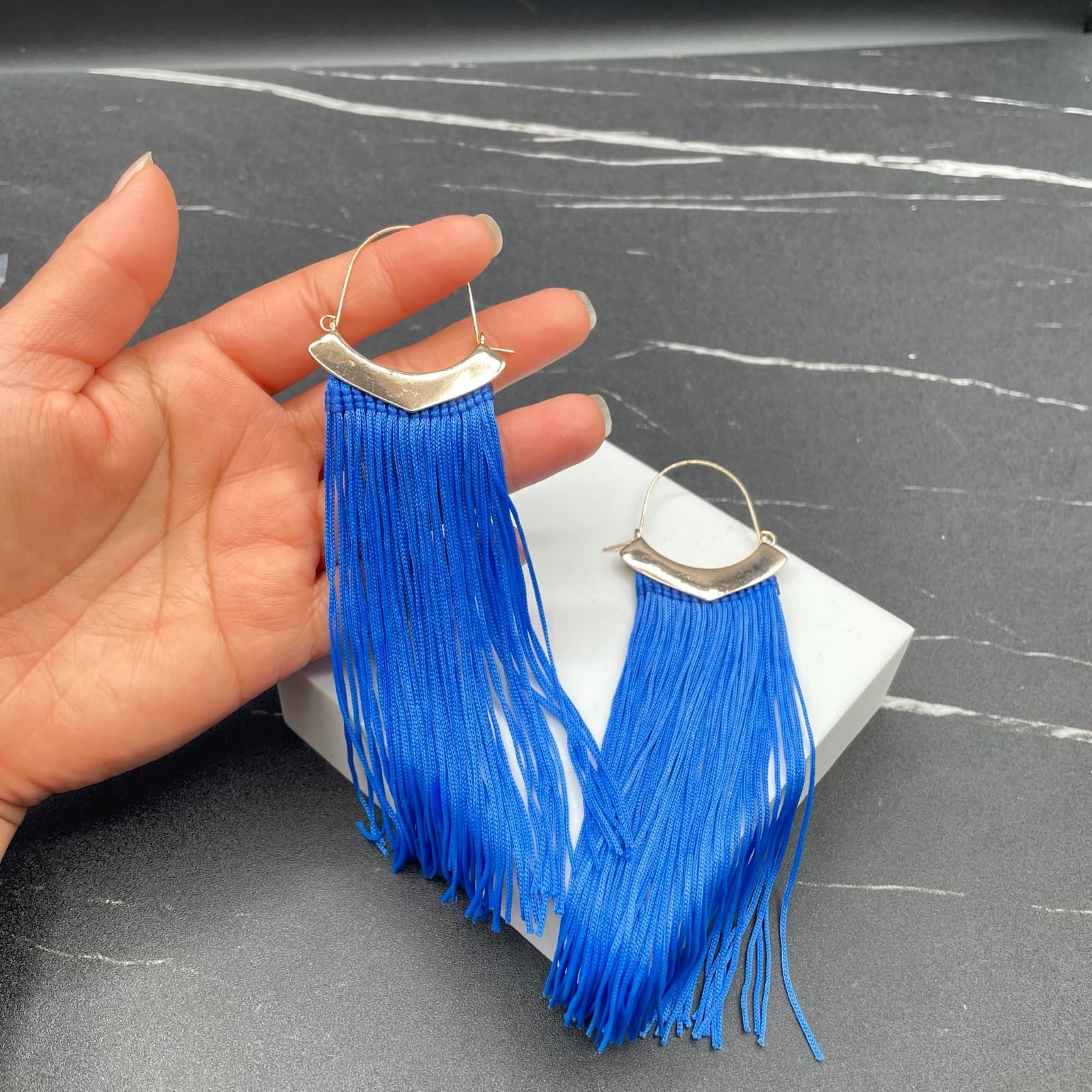 Modern Gold-Tone Fashion Blue Tassel Fringe Shoulder-Duster Hoop Earrings - Thumbnail 4