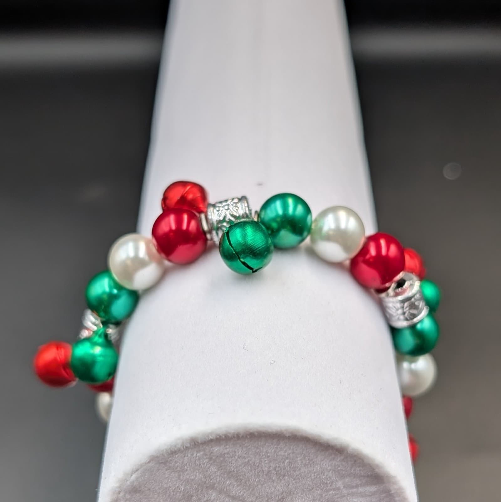 Vintage Christmas Jingle Bell Bracelet Red Green Pearl Beads Festive 6.5in - Thumbnail 3