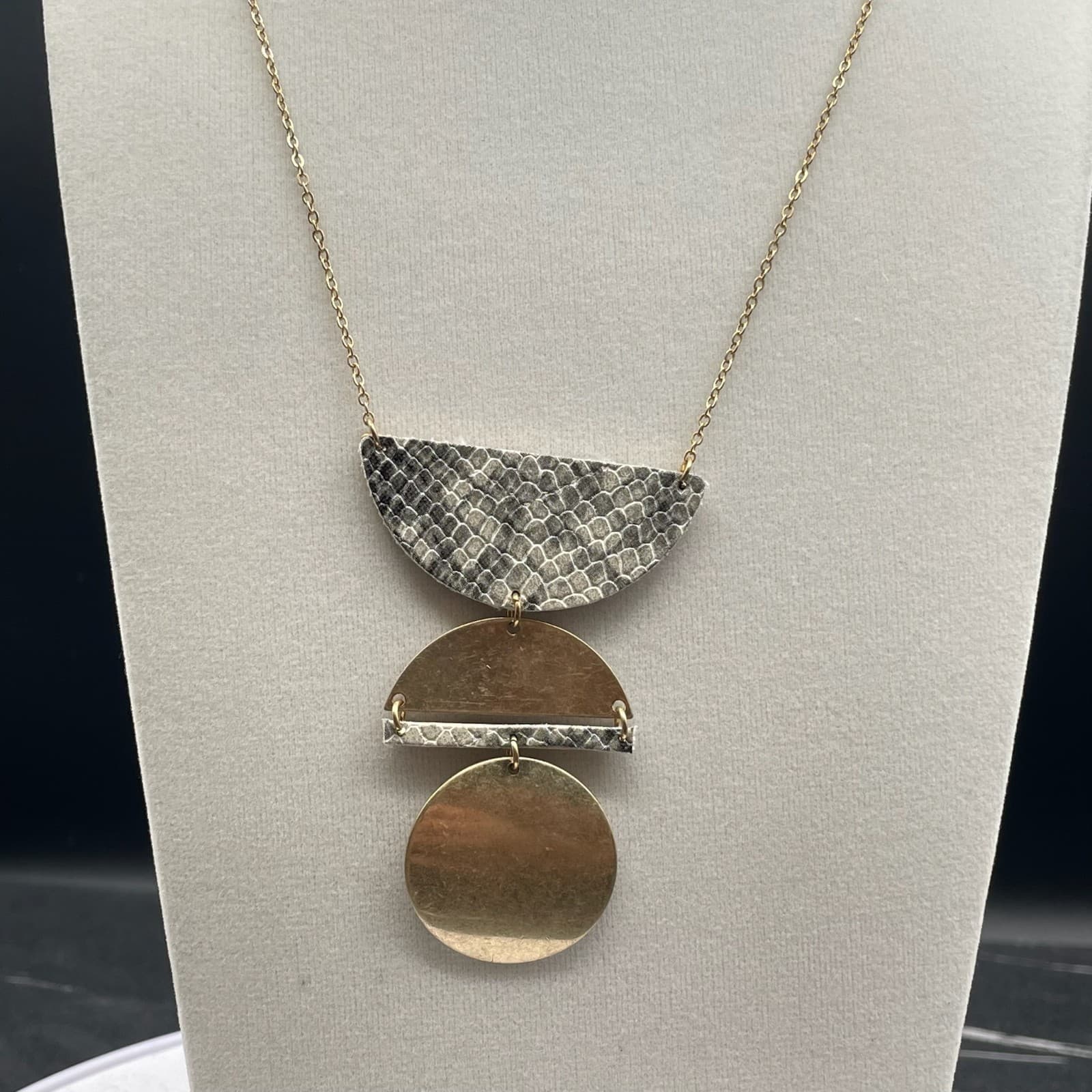 Vintage Gold-Tone Classic Fashion Round Link Chain Geometric Pendant Lobster - Image 1