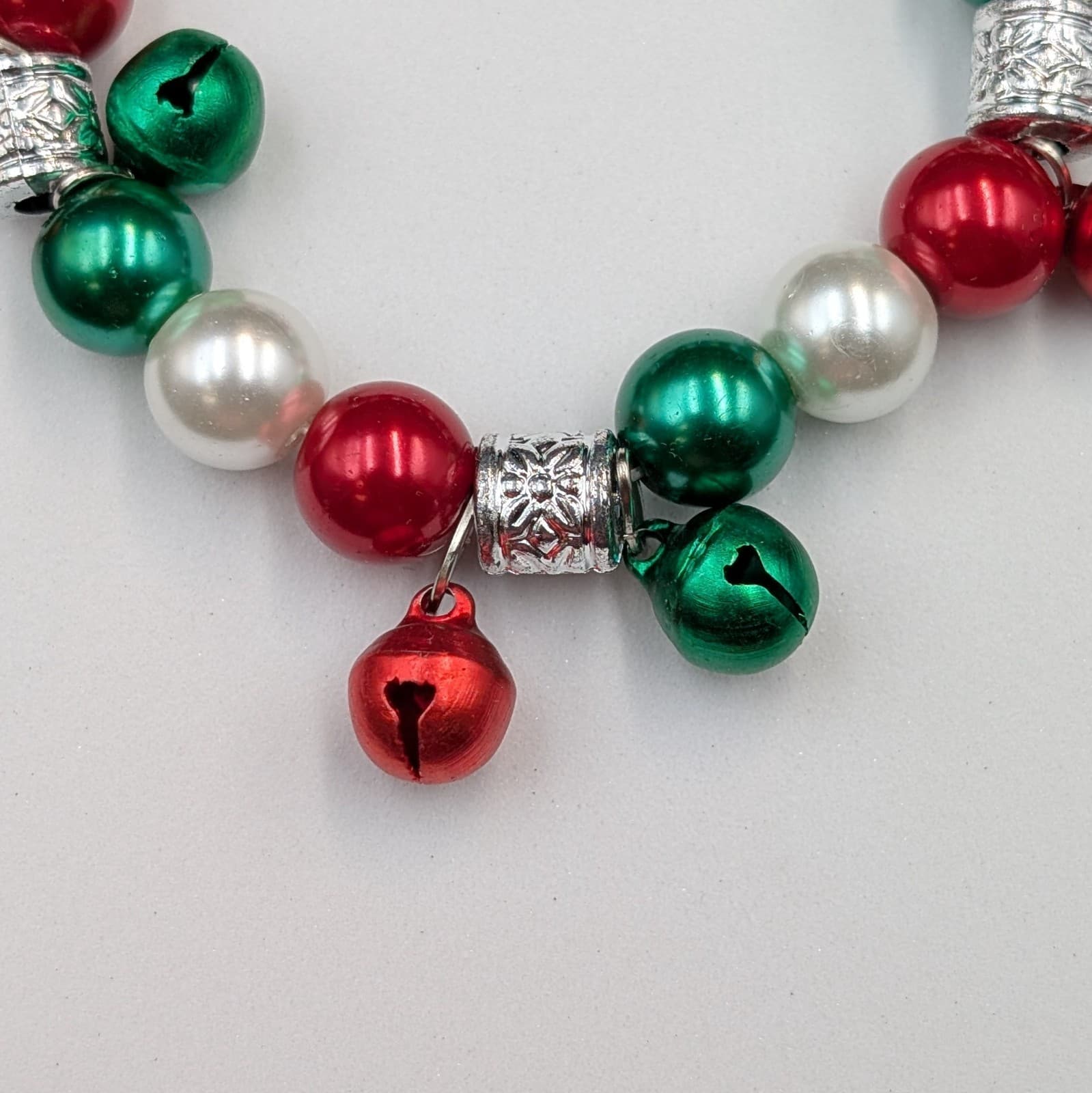 Vintage Christmas Jingle Bell Bracelet Red Green Pearl Beads Festive 6.5in - Thumbnail 4