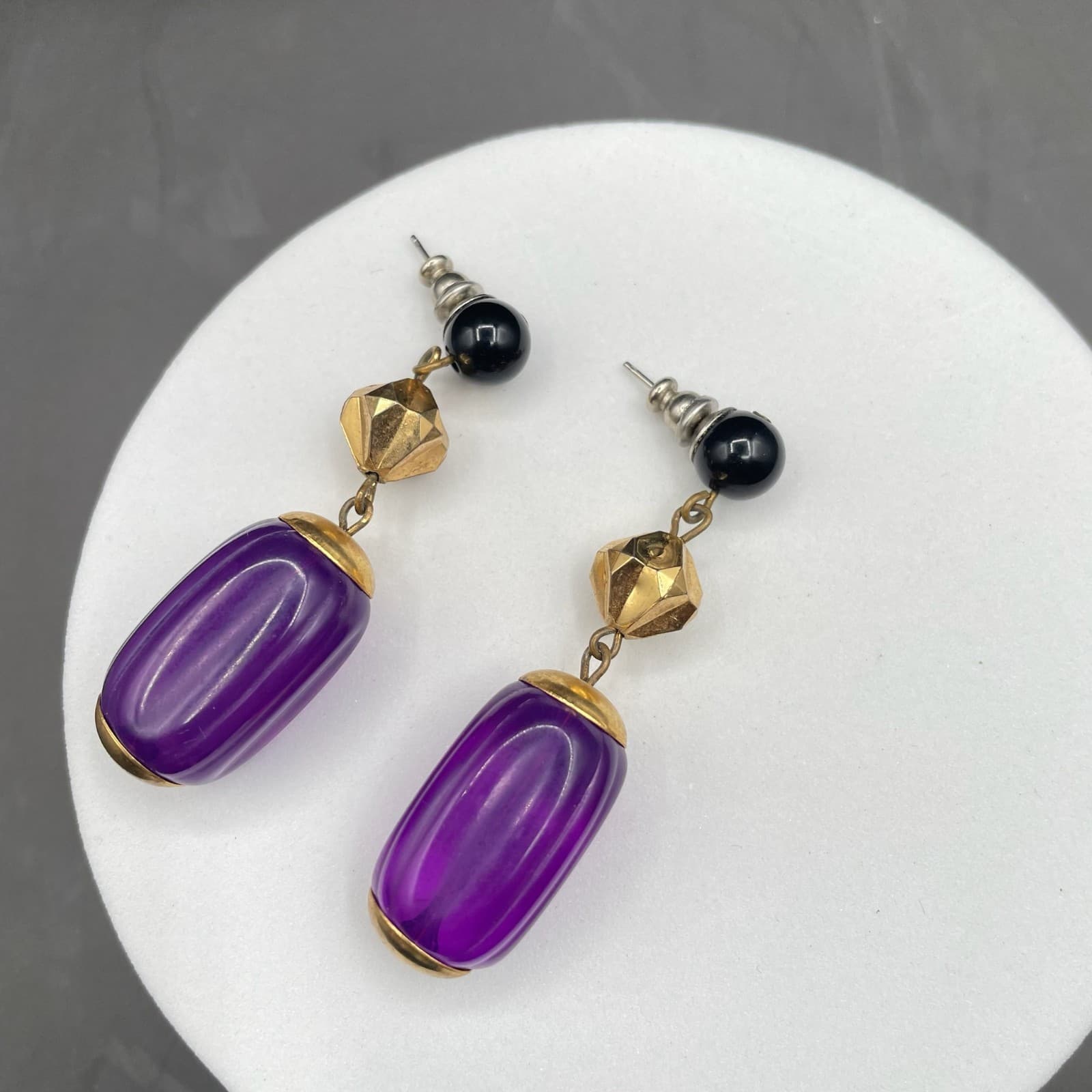 Vintage Gold-Tone Purple Plastic Barrel Bead Fashion Classic Dangle Earrings - Image 1