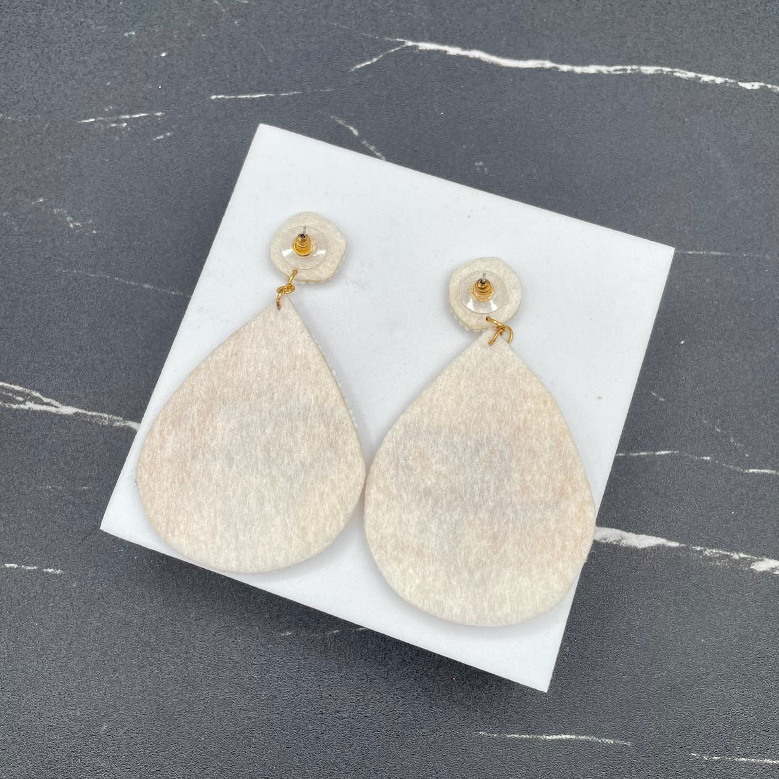 Contemporary Gold-Tone Bee Beaded Teardrop Dangle Drop Embellished Bee Earrings - Thumbnail 4