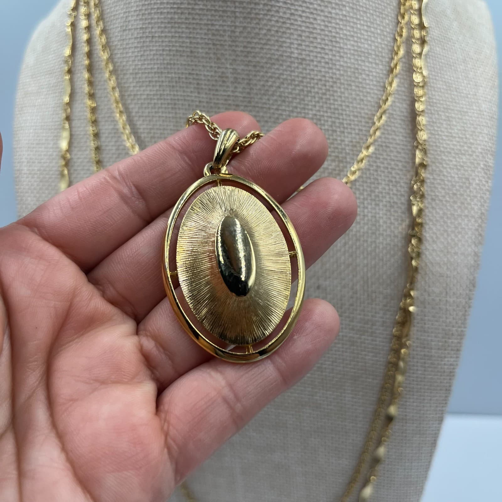 Vintage Triple Strand Necklace Gold Tone Oval Sunburst Pendant G Clasp - Thumbnail 5
