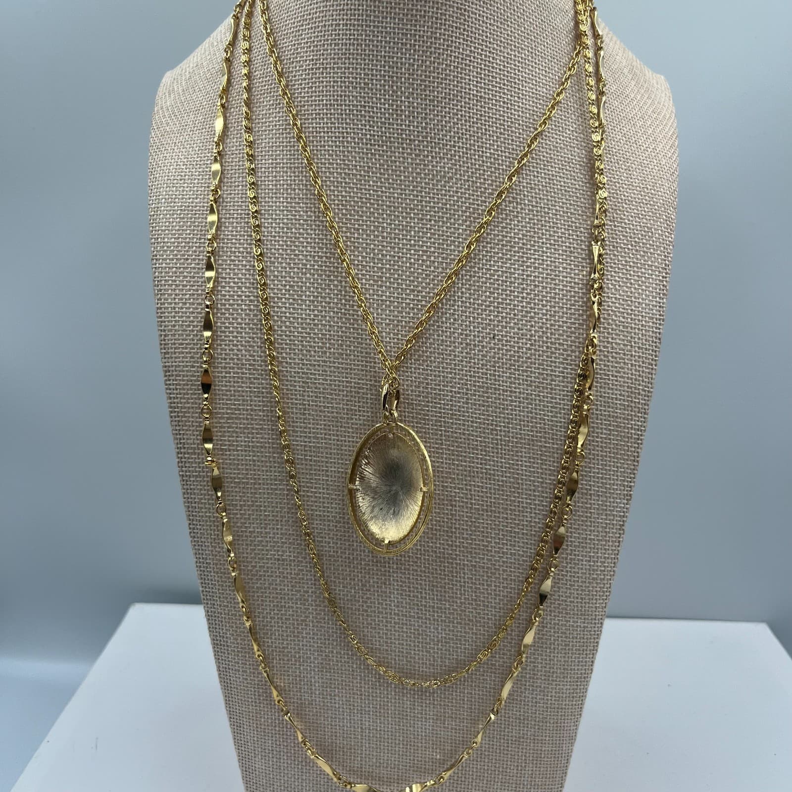 Vintage Triple Strand Necklace Gold Tone Oval Sunburst Pendant G Clasp - Thumbnail 4