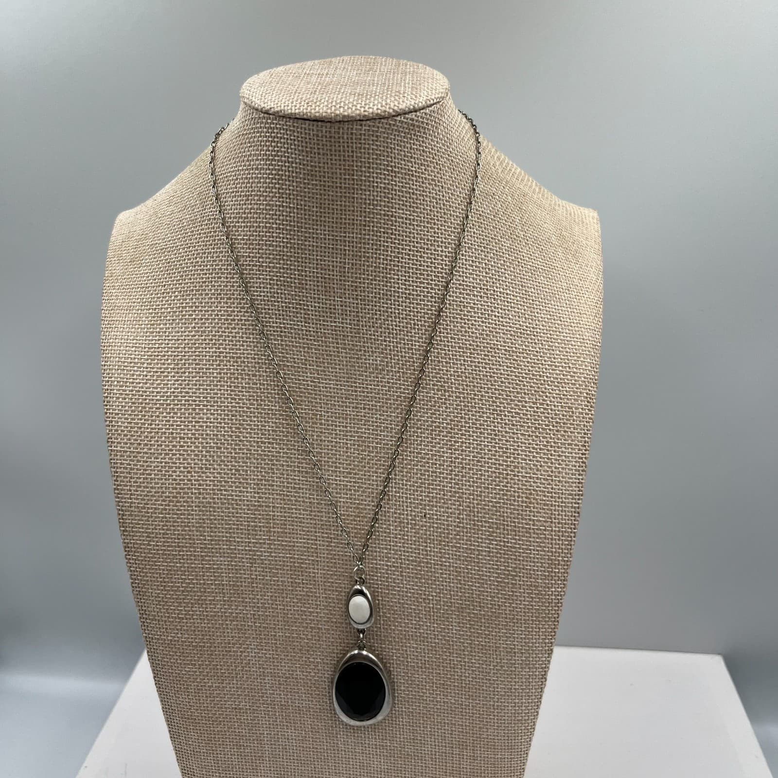 Vintage Z Brand Silver Tone Oval Black White Stone Pendant Necklace Jewelry - Thumbnail 2