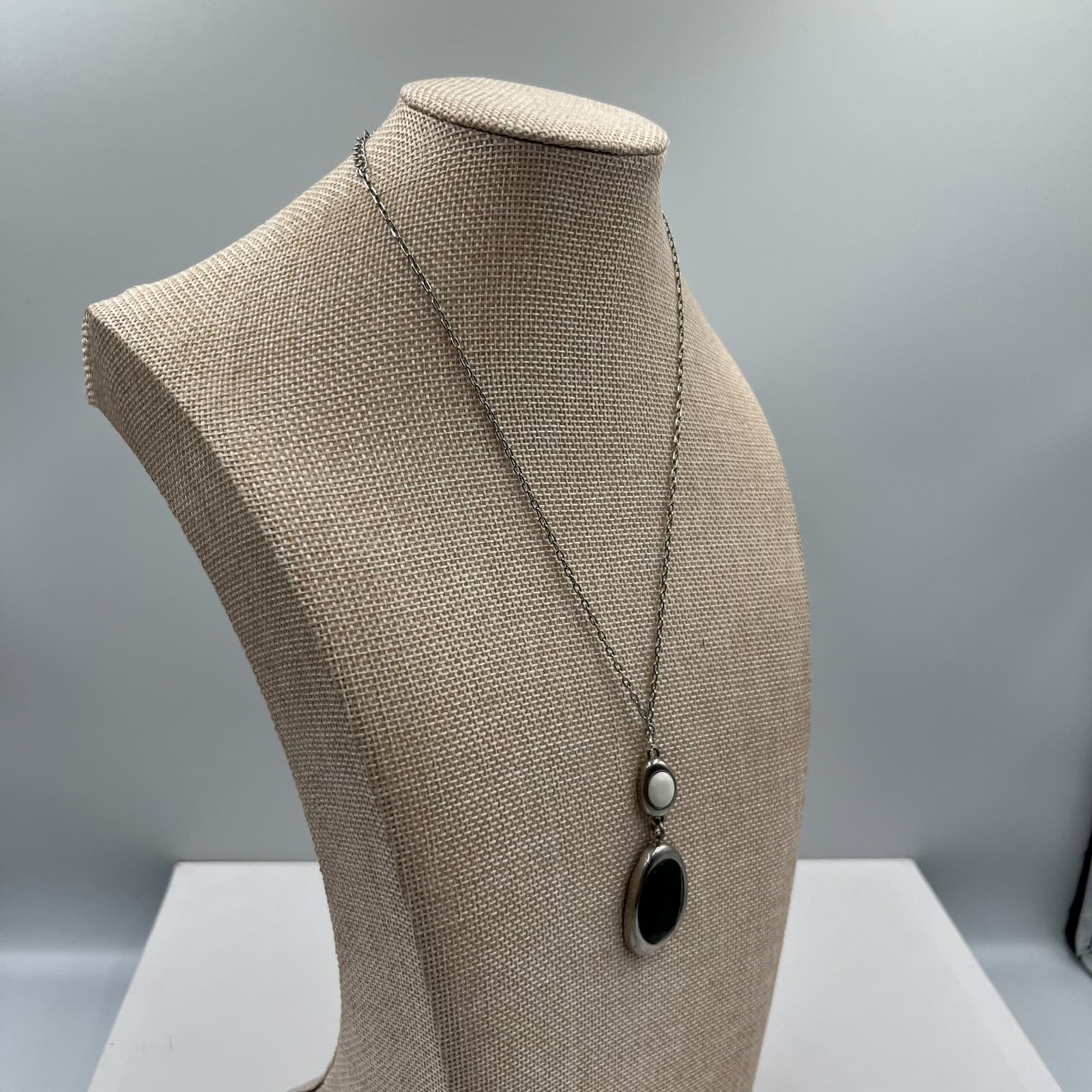 Vintage Z Brand Silver Tone Oval Black White Stone Pendant Necklace Jewelry - Thumbnail 6