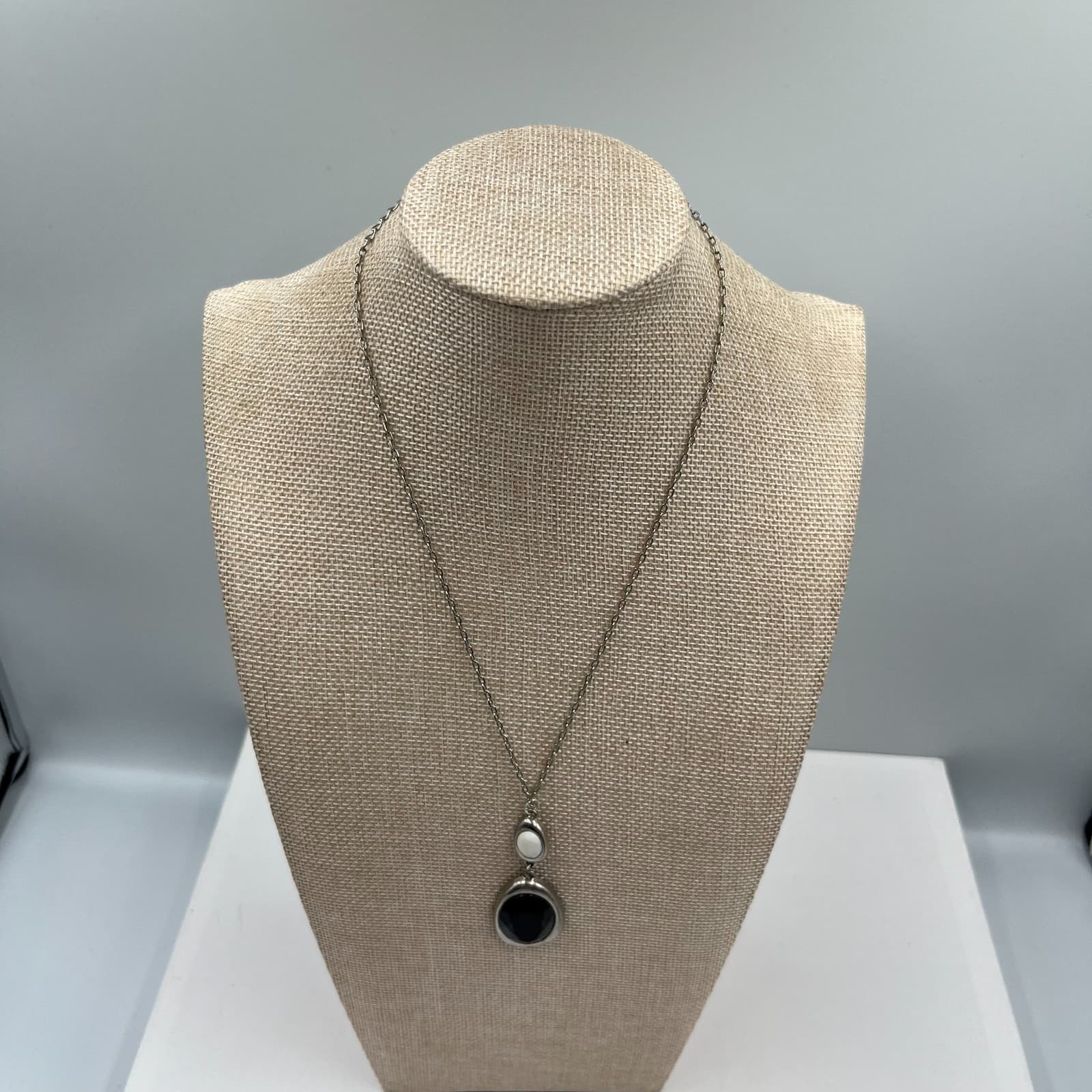 Vintage Z Brand Silver Tone Oval Black White Stone Pendant Necklace Jewelry - Thumbnail 5