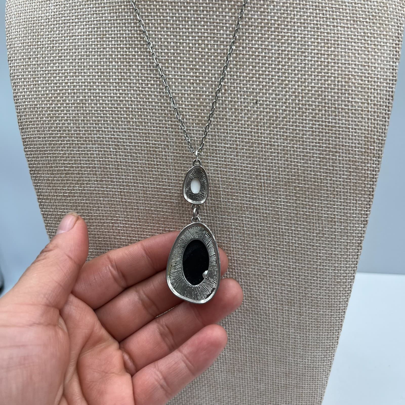 Vintage Z Brand Silver Tone Oval Black White Stone Pendant Necklace Jewelry - Thumbnail 4