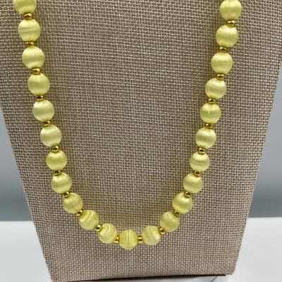 Vintage Yellow Beaded Necklace Satin Finish Round Beads Gold Tone Spacers 28-30" - Thumbnail 4