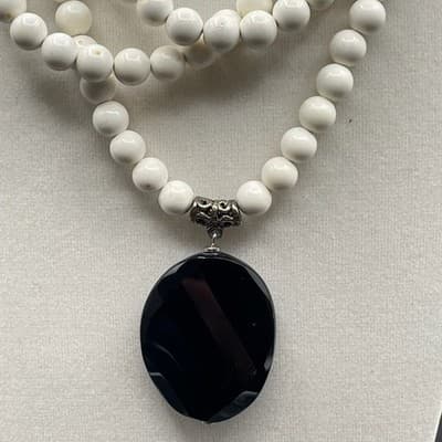 Vintage White Howlite Beads Triple-Stranded Black Faceted Onyx Pendant Necklace - Thumbnail 6
