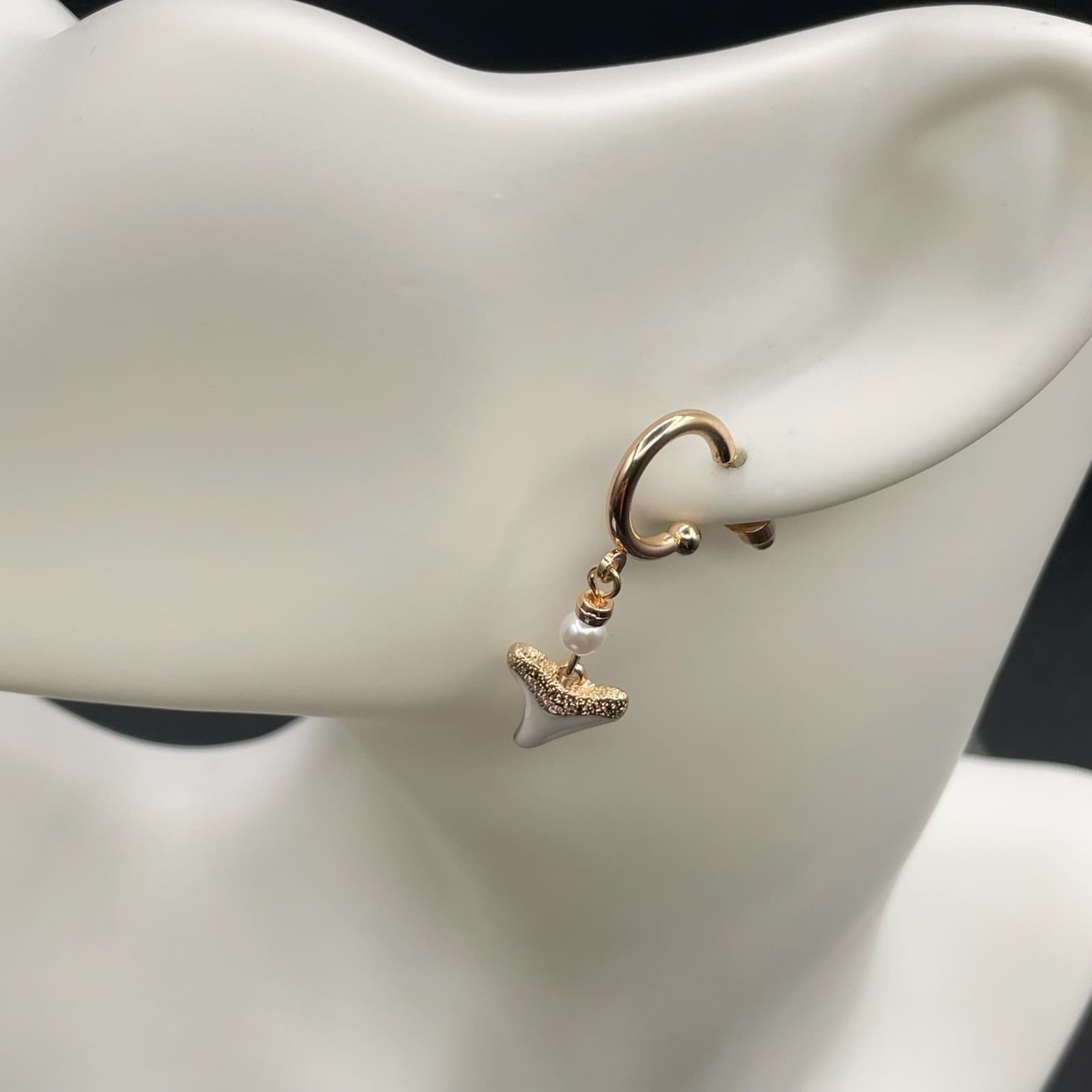 Vintage Gold-Tone Mother Of Pearl C-Hoop Shark Tooth Charm Dangle Drop Earrings - Thumbnail 9