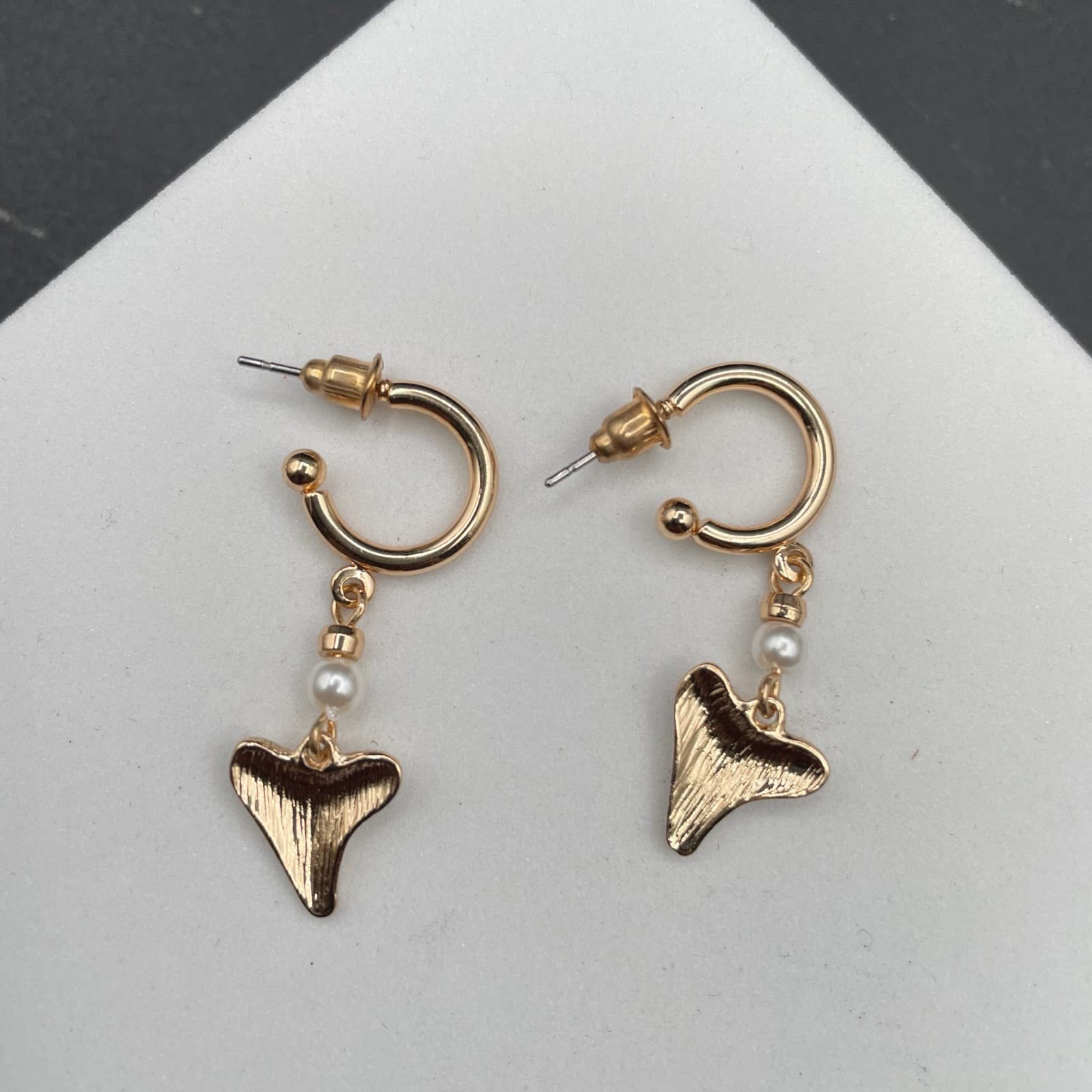 Vintage Gold-Tone Mother Of Pearl C-Hoop Shark Tooth Charm Dangle Drop Earrings - Thumbnail 3