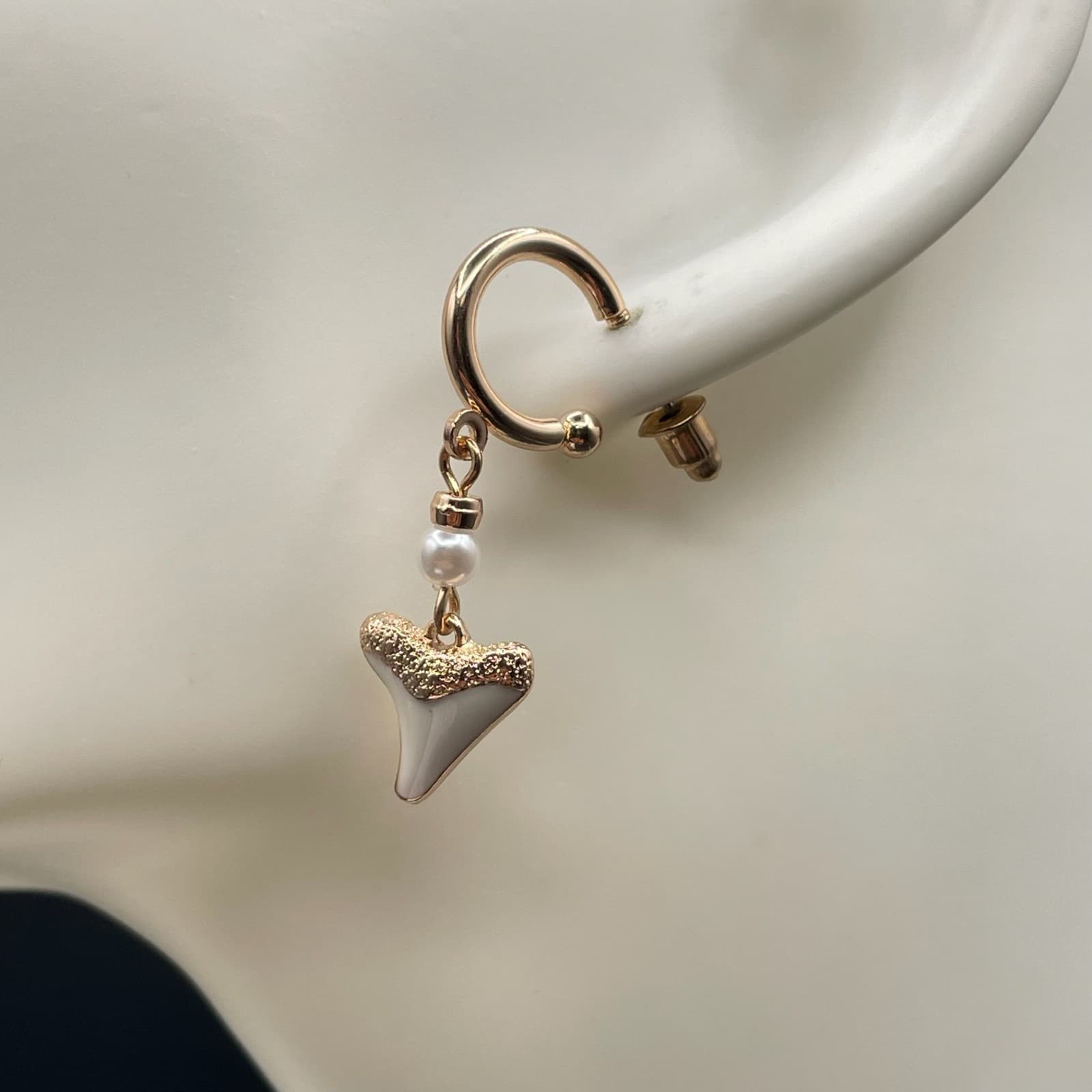 Vintage Gold-Tone Mother Of Pearl C-Hoop Shark Tooth Charm Dangle Drop Earrings - Thumbnail 10