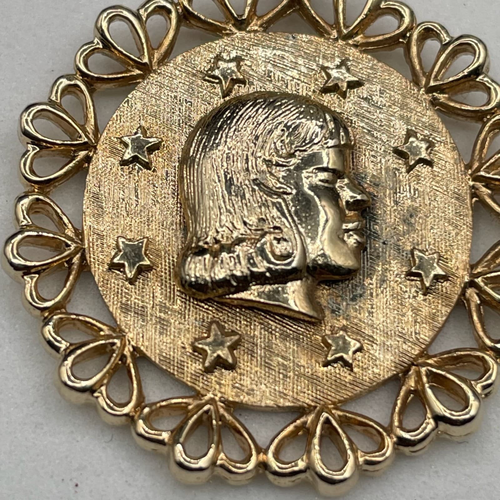 Vintage Gold-Tone Classic Women's Star Heart Border Silhouette Portrait Pendant - Thumbnail 5