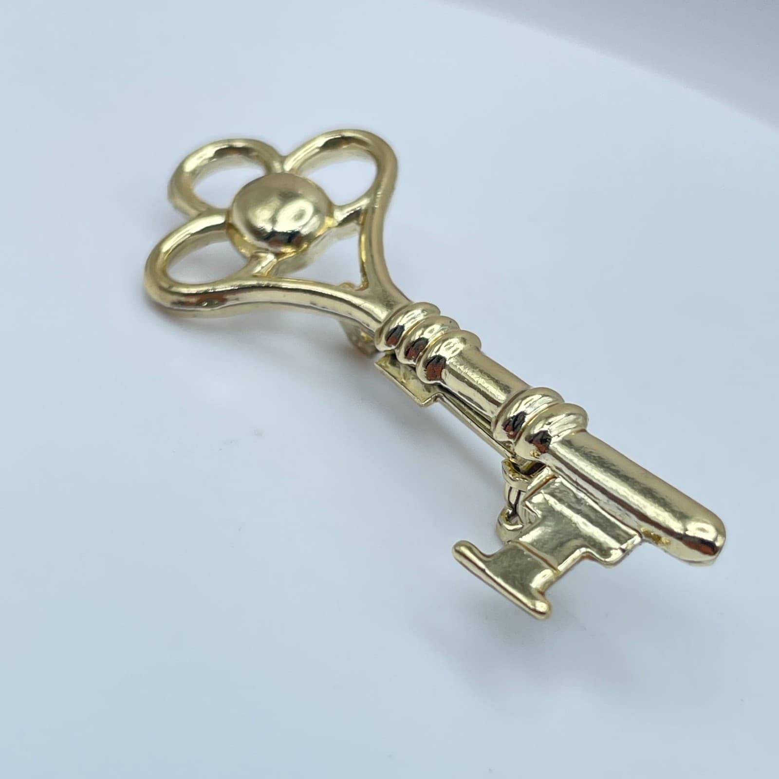 Vintage Gold-Tone Engraved Metal Embellished Skeleton Key Roll-Over Brooch Pin - Thumbnail 4