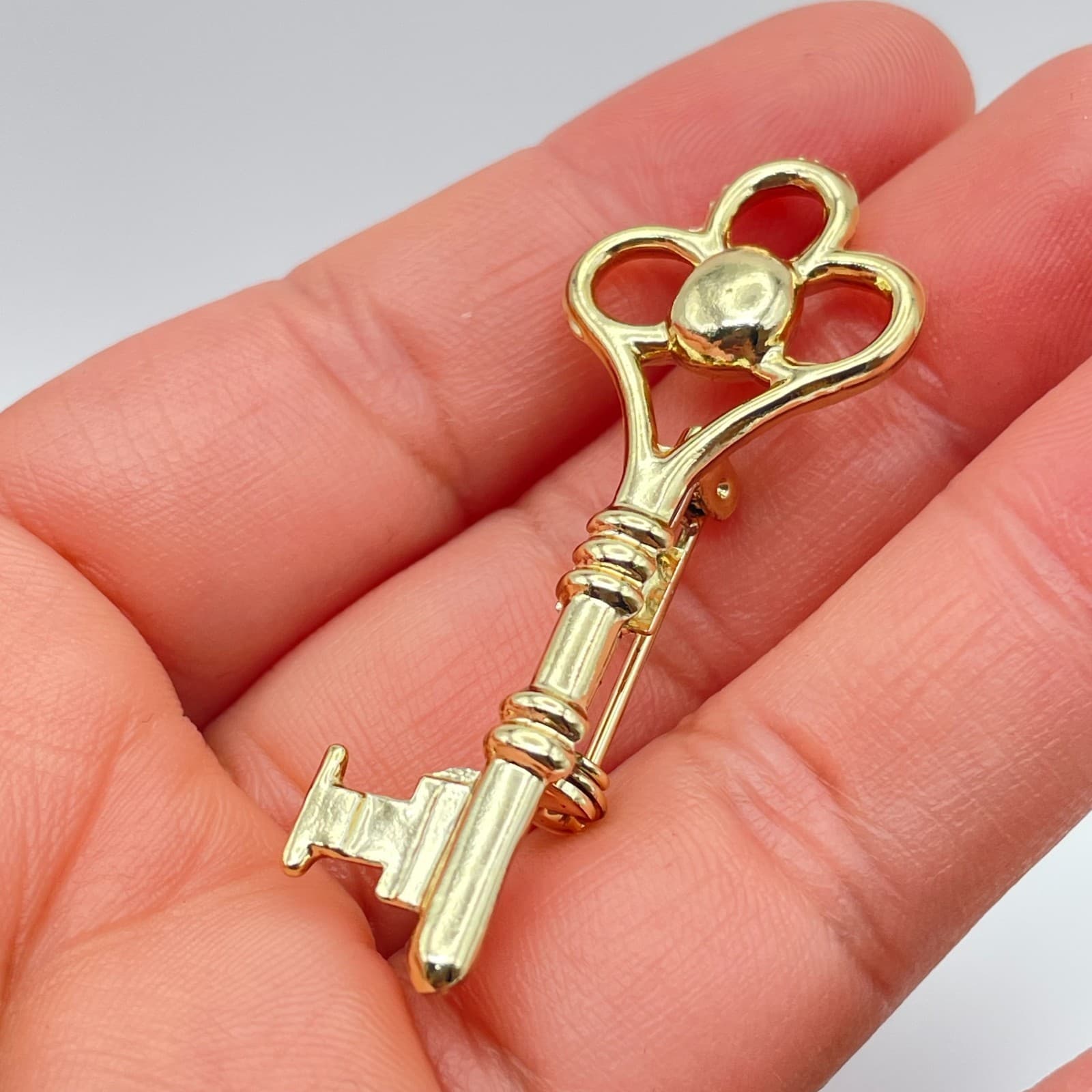 Vintage Gold-Tone Engraved Metal Embellished Skeleton Key Roll-Over Brooch Pin - Thumbnail 7